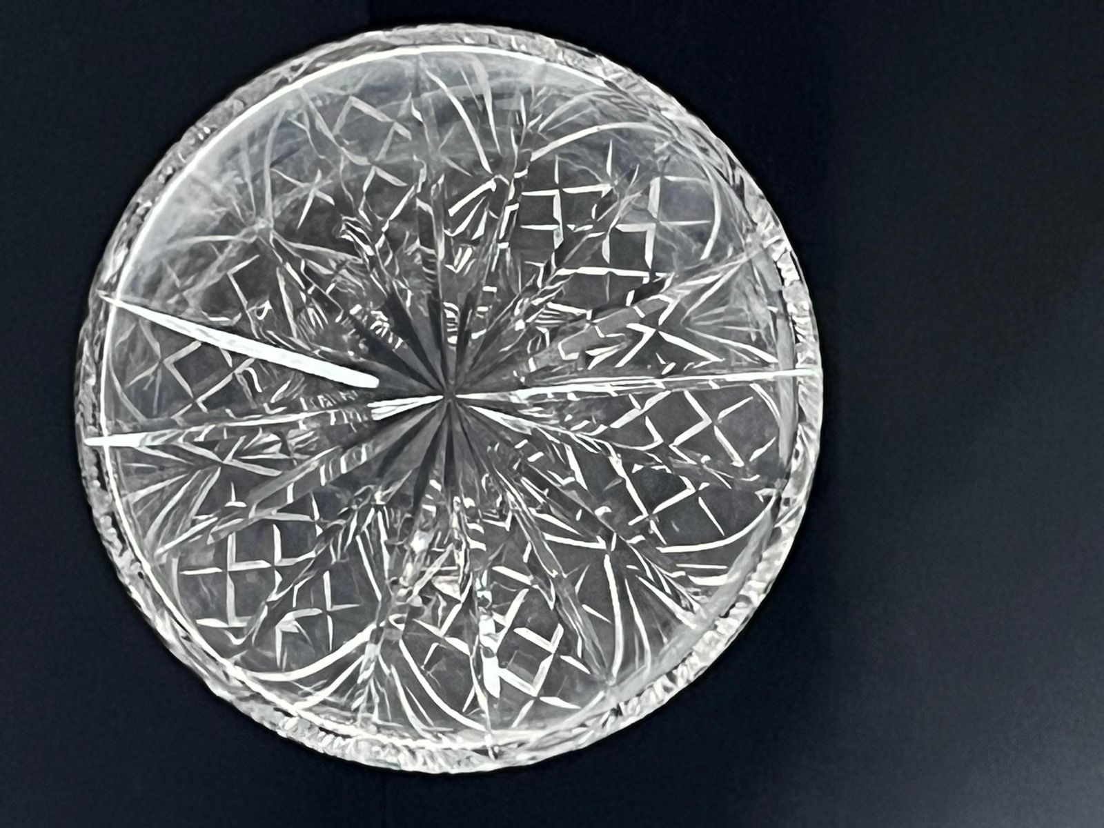 Woonaccessoires Scheepsdecanteerkaraf van geslepen kristal met zilveren halsring, inhoud één liter, ca. 1976 photo