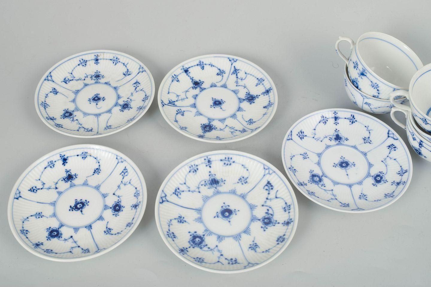 Royal Copenhagen Blue Fluted Plain. Service de cinq tasses à café et soucoupes en porcelaine photo Décoration