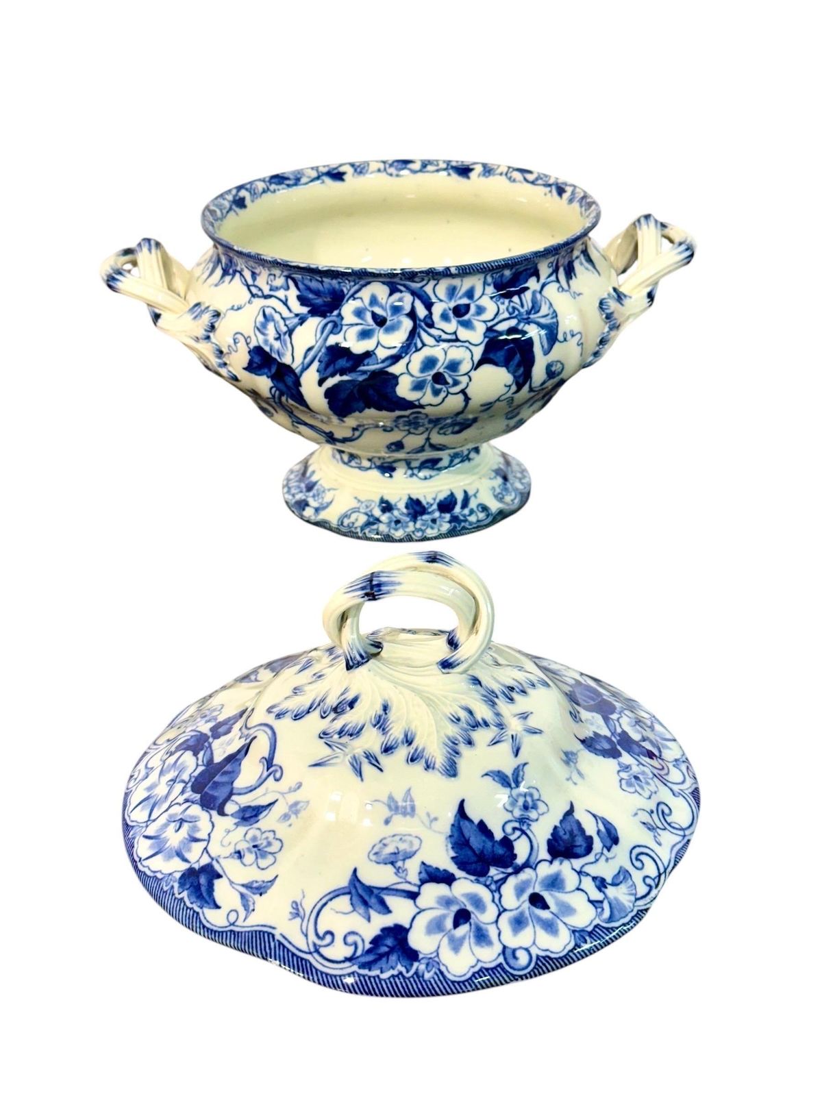 photo vinterior 19th Century Creil Montereau Flora White And Blue Faience Tureen And Platters