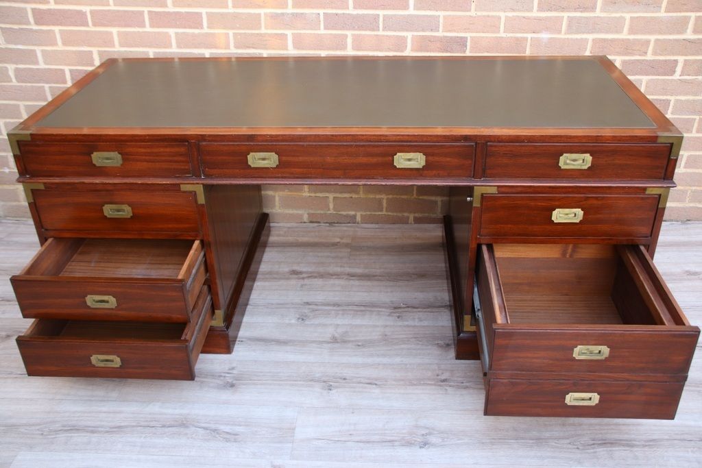 Directors Campaign Pedestal Desk photo vinterior