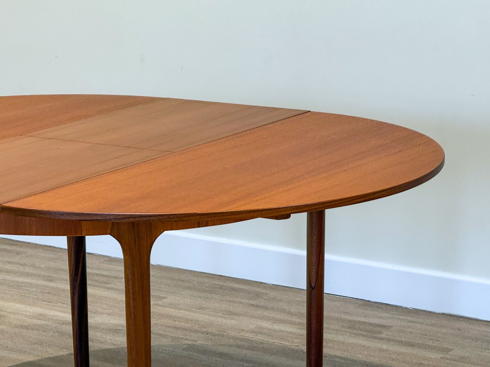 photo vintage McIntosh Dunvegan Teak Dining Set – Round Extending Table & 4 Chairs (1960s Scotland)