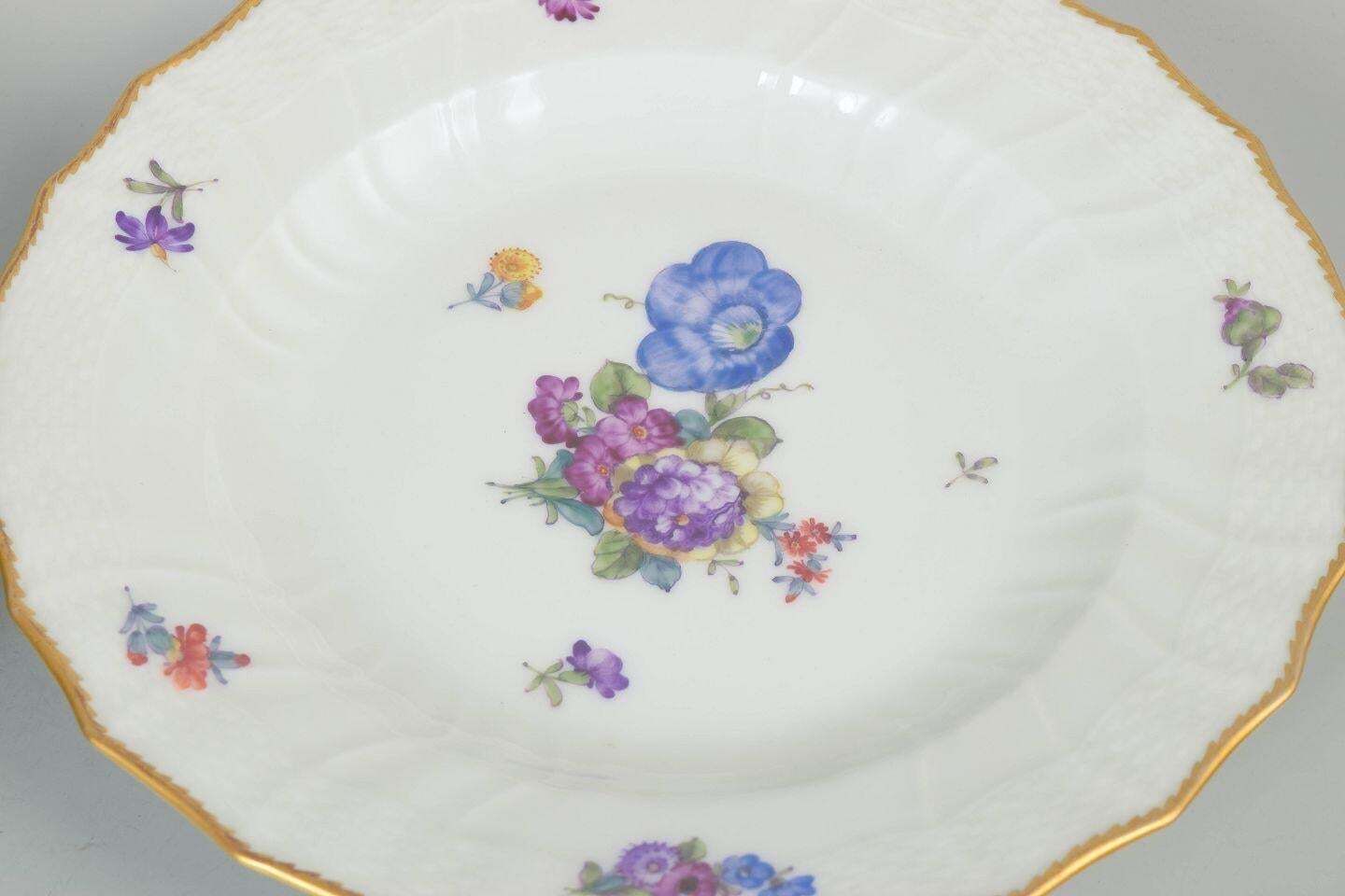Royal Copenhagen Saxon Flower. Service de quatre assiettes plates en porcelaine. Années 1960 photo for sale