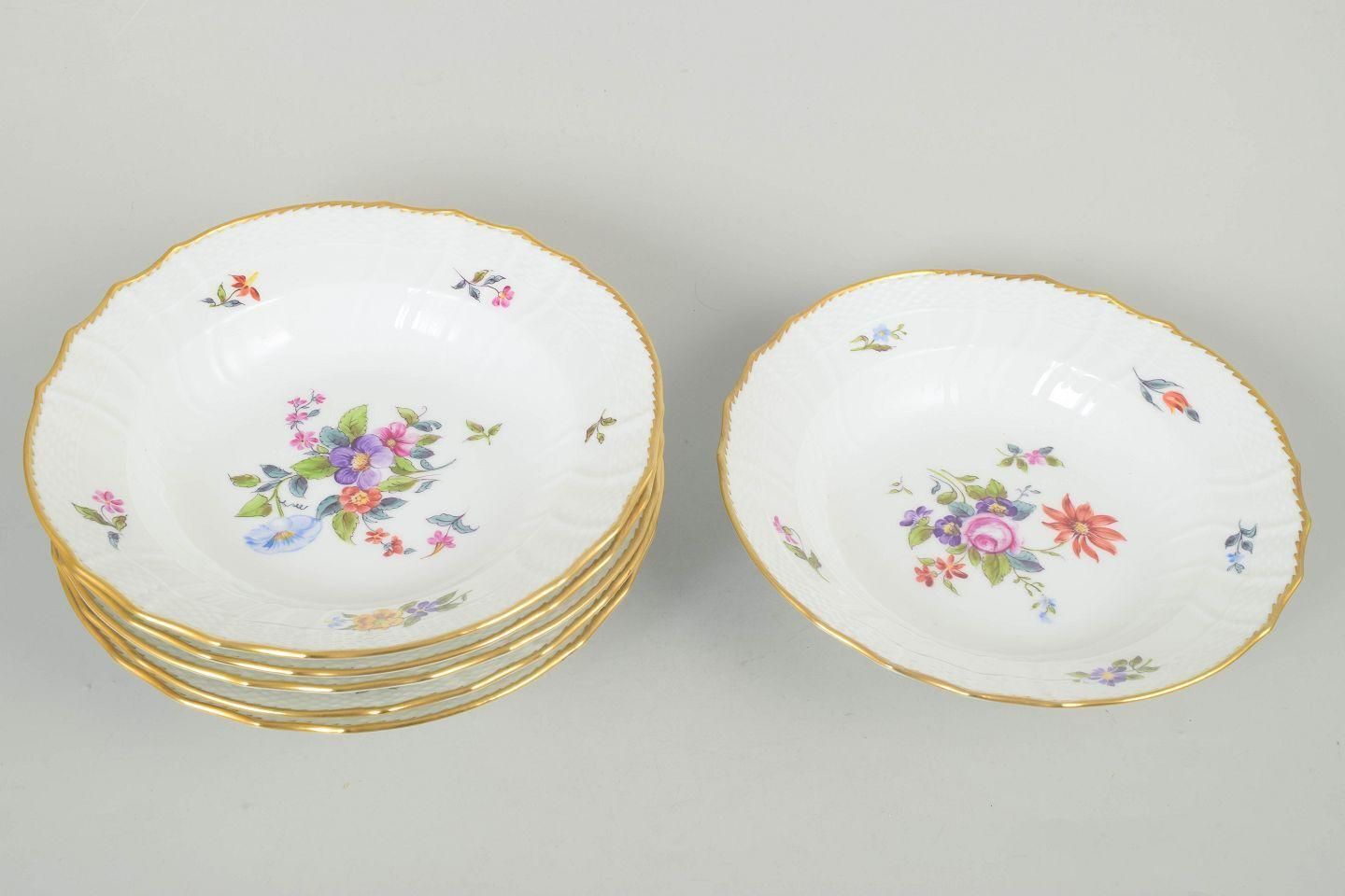 Royal Copenhagen Saxon Flower. Set van zes diepe borden in porselein. Jaren 1960 photo furniture