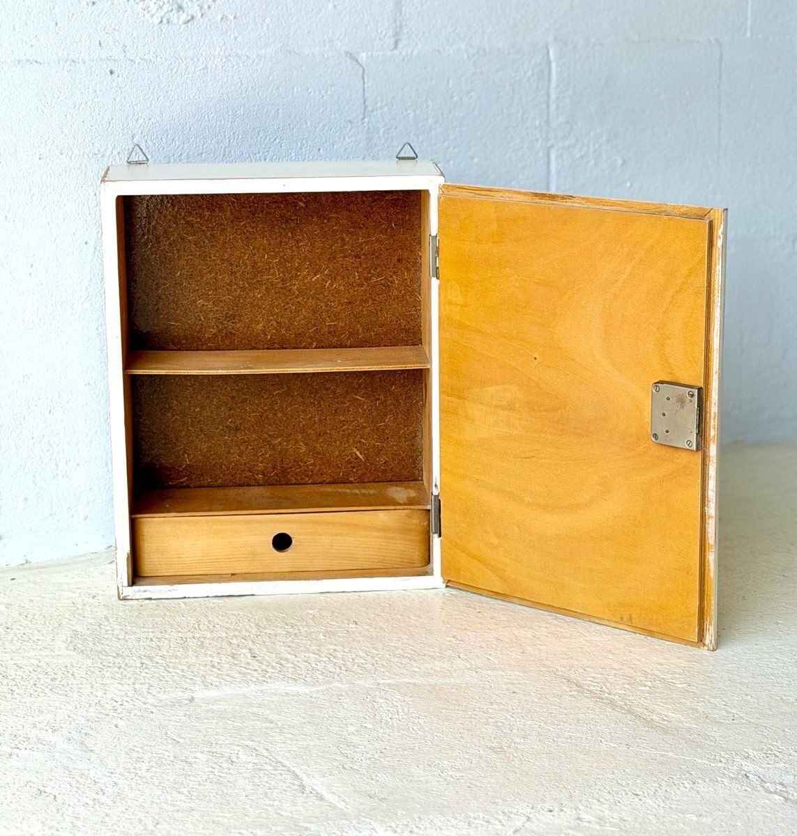 Houten wandgemonteerd medicijnkastje met lade, mid-century, jaren 1960 photo vinterior