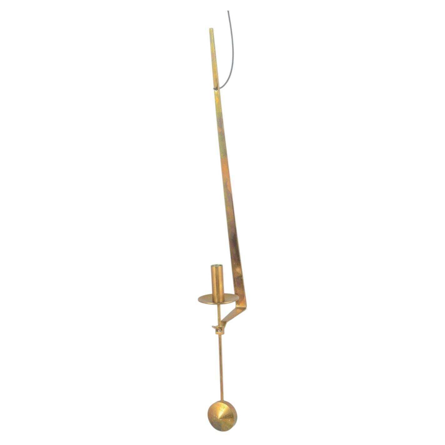 Pierre Forsell, Skultuna. Wandkandelaar in messing met slinger
