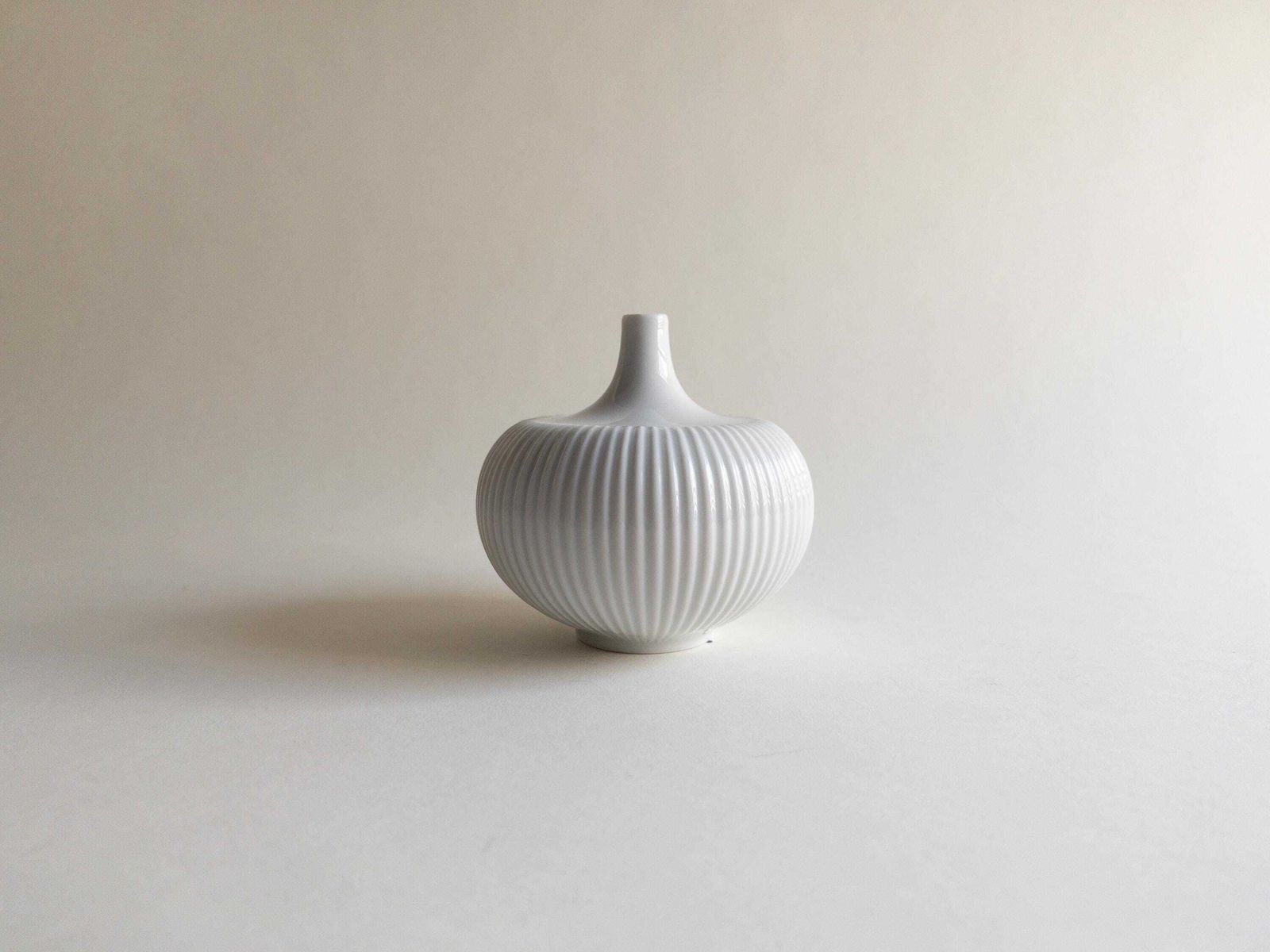 Vase soliflore Suisse Langenthal en porcelaine, vase côtelé forme citrouille mid-century photo Décoration