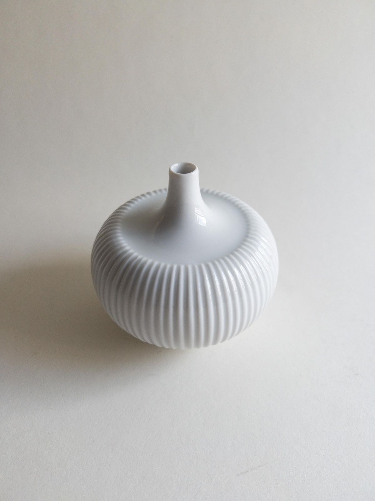 Vase soliflore Suisse Langenthal en porcelaine, vase côtelé forme citrouille mid-century photo 86.0
