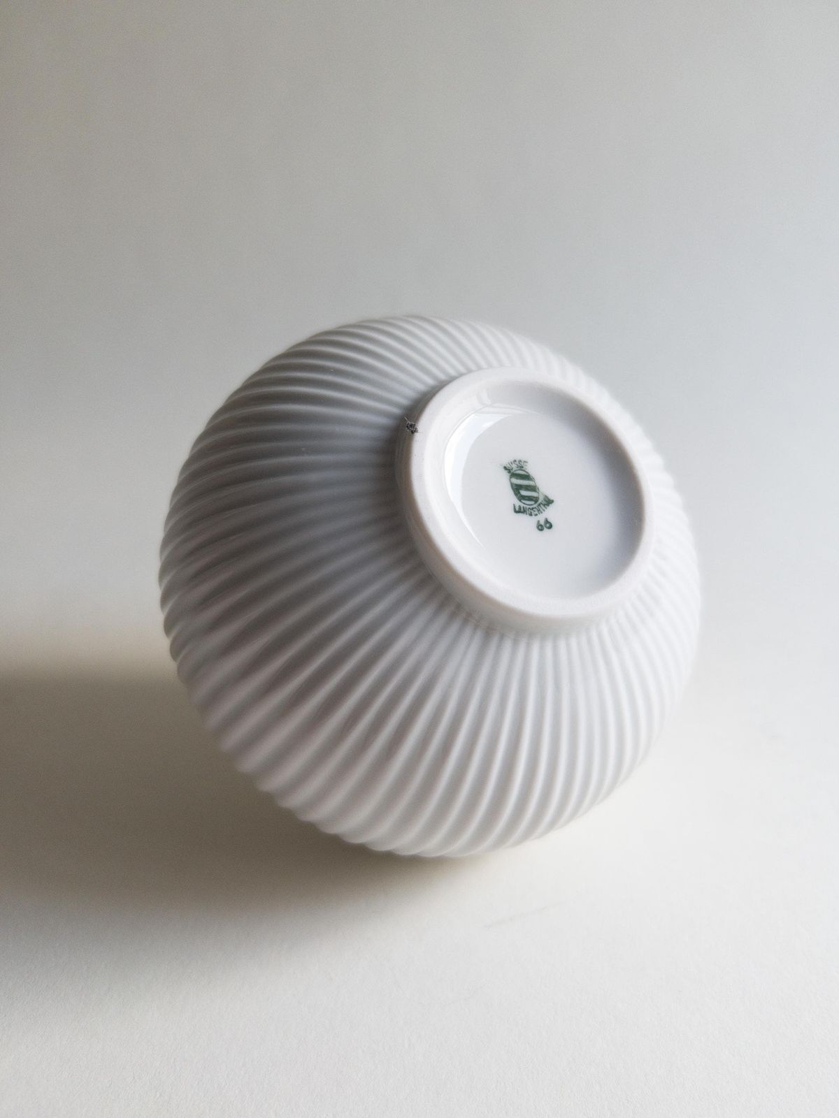 Vase soliflore Suisse Langenthal en porcelaine, vase côtelé forme citrouille mid-century photo vinterior