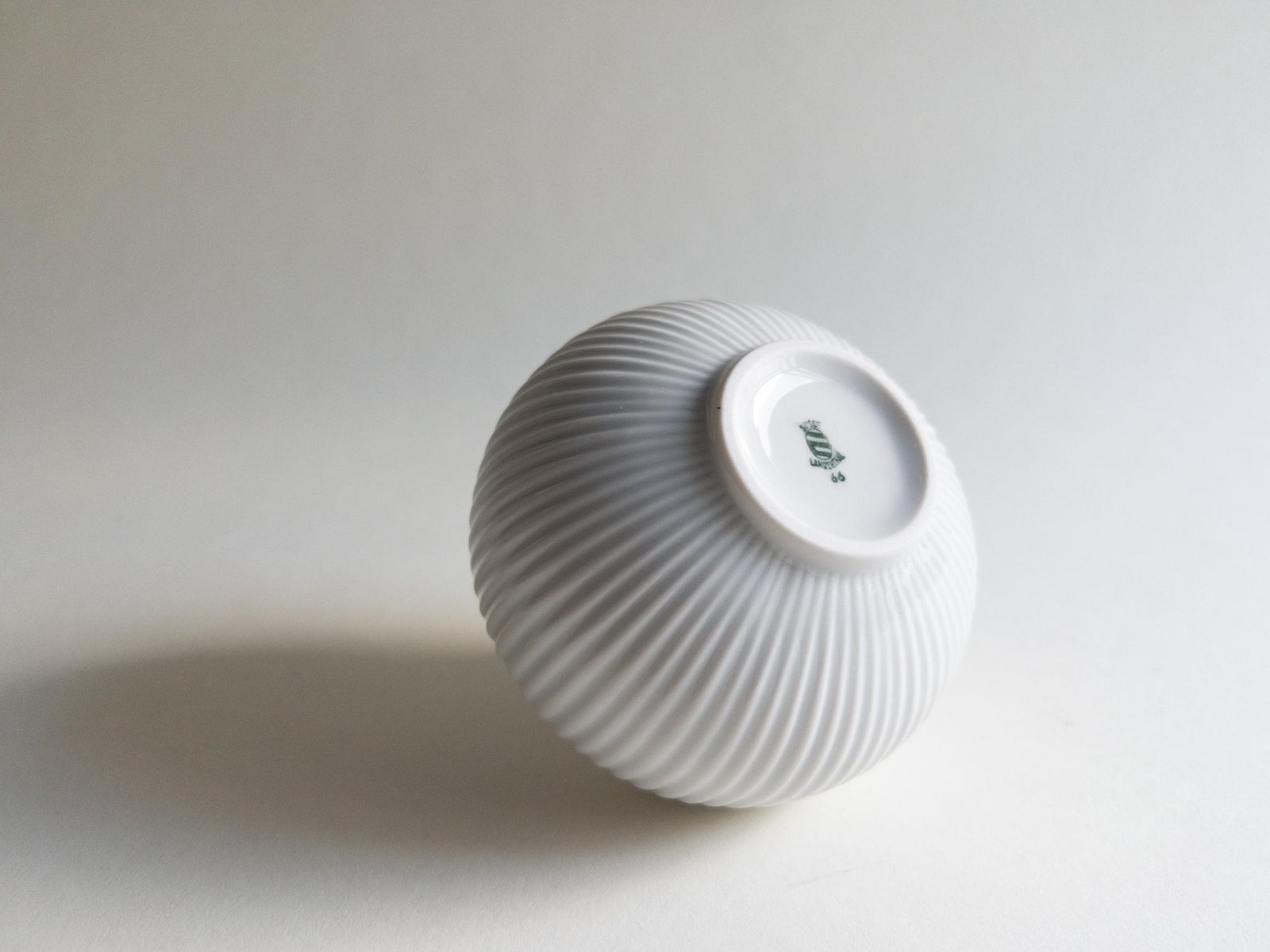 photo for sale Vase soliflore Suisse Langenthal en porcelaine, vase côtelé forme citrouille mid-century