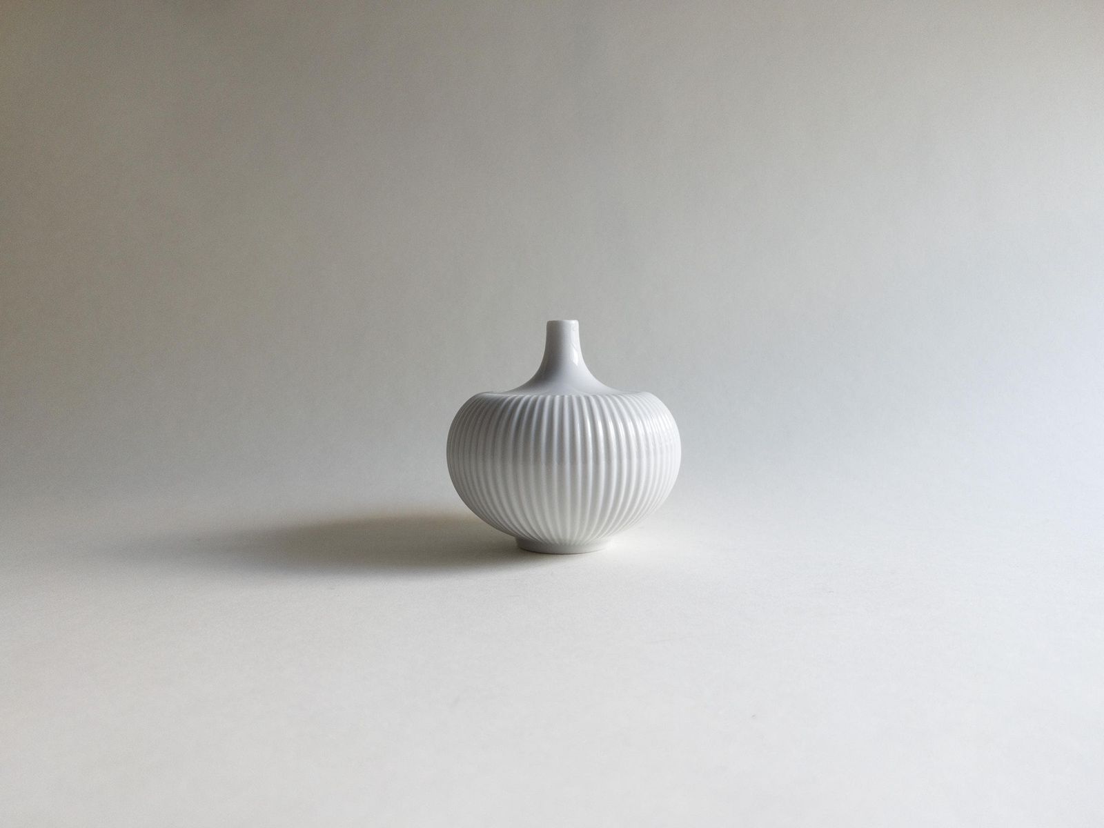 photo vintage Vase soliflore Suisse Langenthal en porcelaine, vase côtelé forme citrouille mid-century