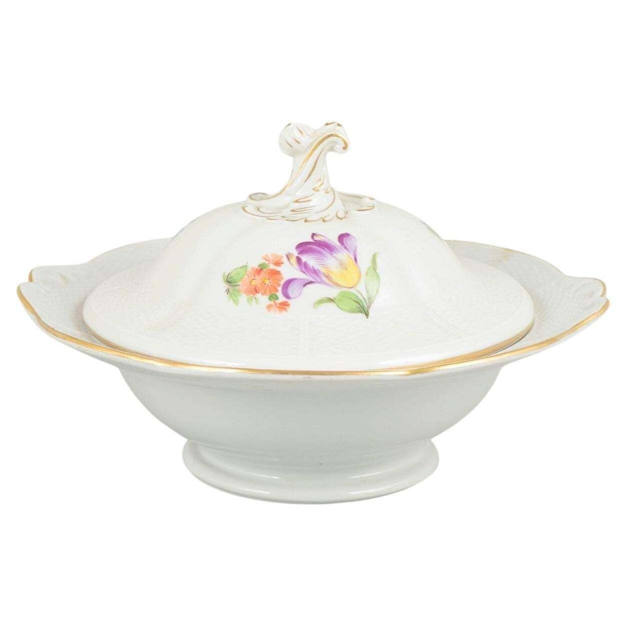 Grande soupière en porcelaine à motifs floraux. Dresden, Allemagne. Milieu du XXe siècle