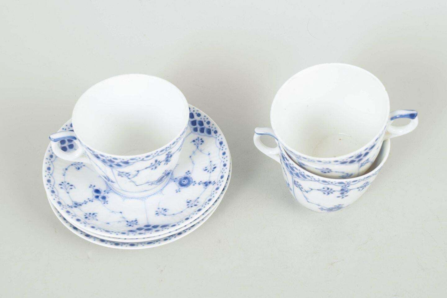 Royal Copenhagen Blue Fluted Half Lace. Set van drie koffiekopjes met schoteltjes. photo furniture