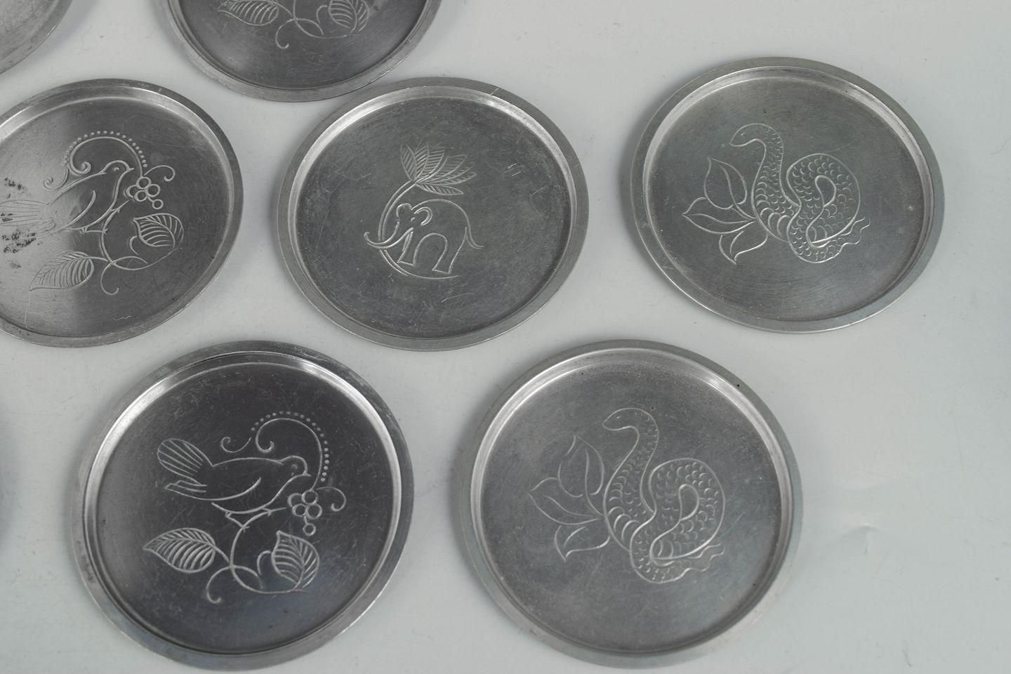 Just Andersen, Danemark. Neuf dessous-de-verre en étain à motifs animaliers. Années 1930 photo Décoration