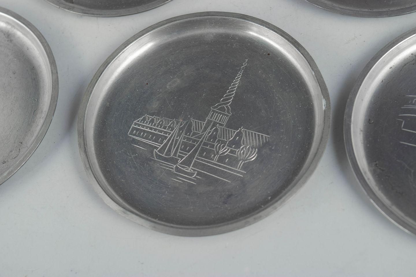Just Andersen, Denemarken. Zes Onderzetters In Tin Met Kopenhagen Motieven. Jaren 1930 photo furniture