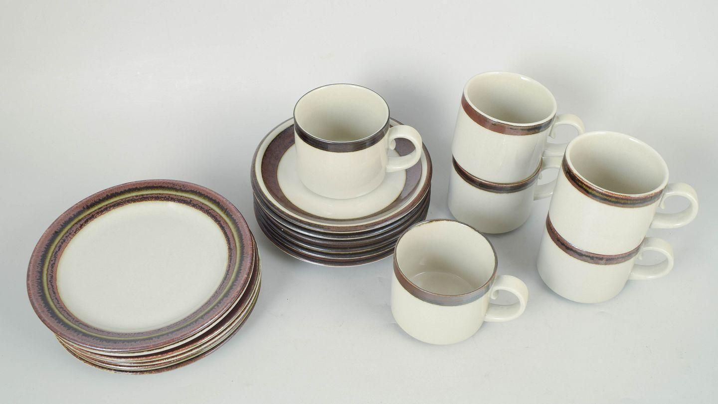 Arabia, Karelia-serie. Zes theekopjes met schoteltjes en zes gebaksbordjes. Ca. jaren 1970 photo furniture
