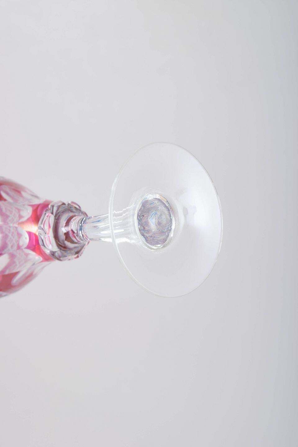 Service de cinq verres à vin en cristal rose de Bohême à décor taillé, années 1940 photo Décoration