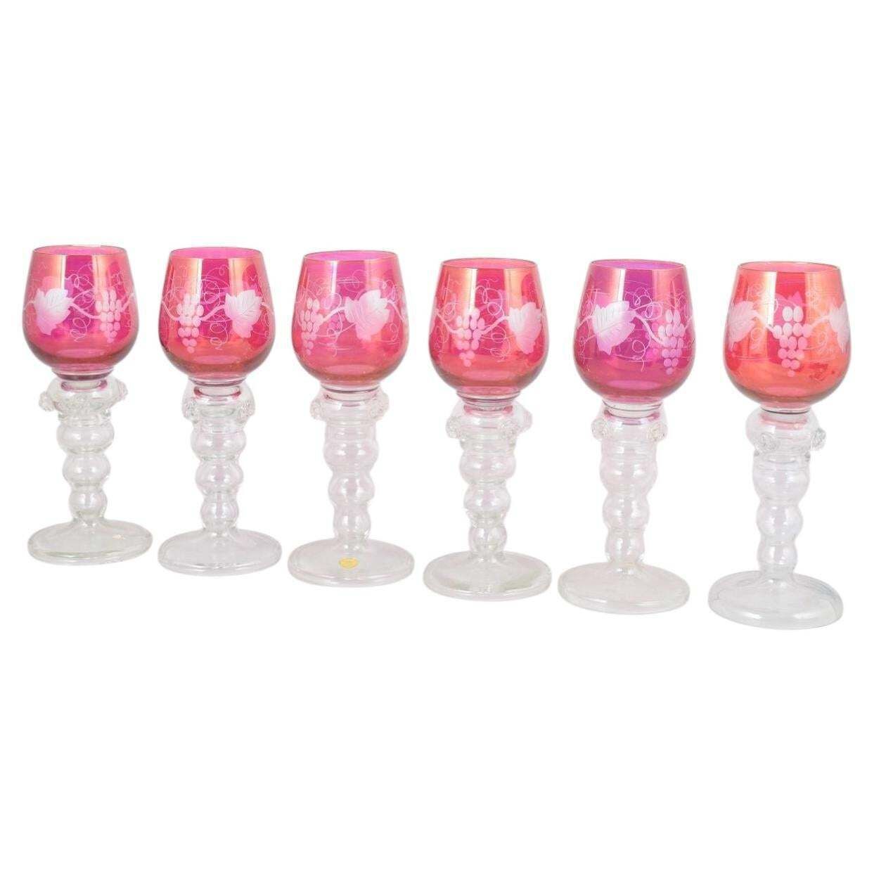 Service de six verres à vin rouge en cristal de Bohême, motif fleurs et grappes de raisin.