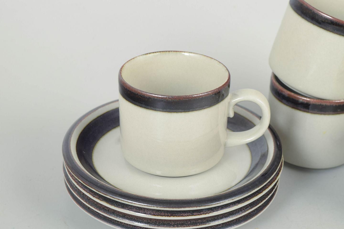 Lot de quatre tasses à thé et soucoupes en grès, Arabia, série Karelia, années 1970 photo for sale