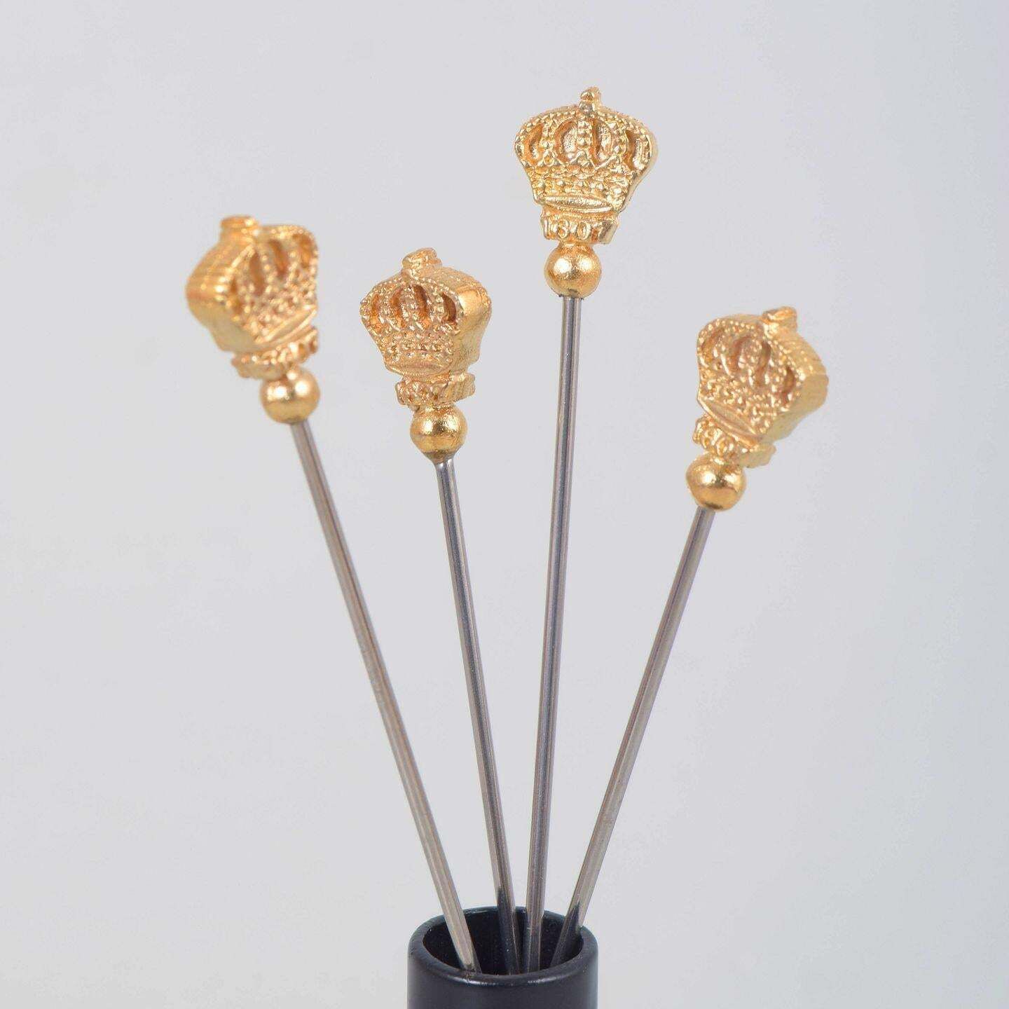 Skultuna. Vier Cocktailprikkers met Vergulde Kroonbekroning. Eind 20e Eeuw. photo Woonaccessoires
