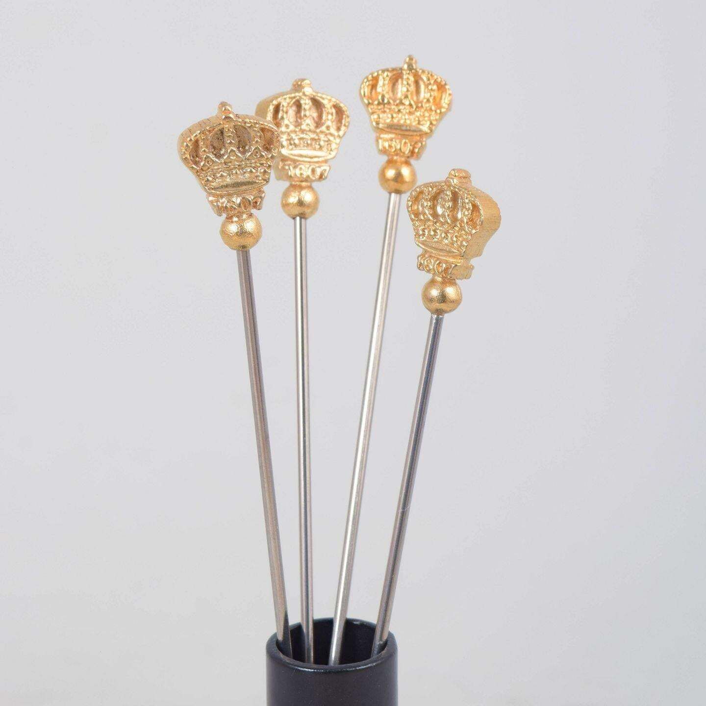 Skultuna. Vier Cocktailprikkers met Vergulde Kroonbekroning. Eind 20e Eeuw. photo Woonaccessoires
