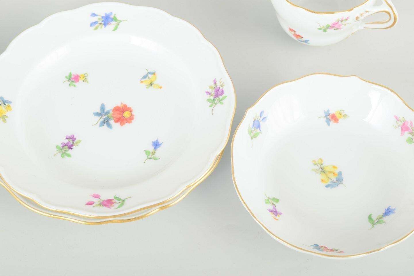 Meissen. Service de deux tasses à moka en porcelaine avec soucoupes et assiettes. Milieu du XXe siècle. photo for sale