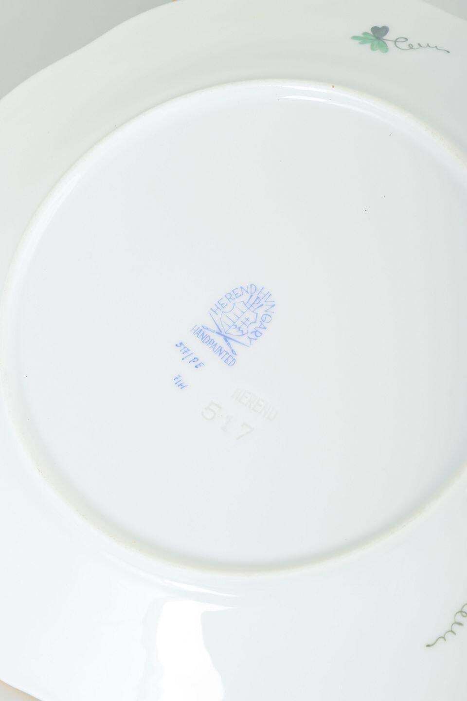 Herend, Hongrie. Six assiettes en porcelaine à décor de feuilles vertes. Milieu du XXe siècle. photo Décoration