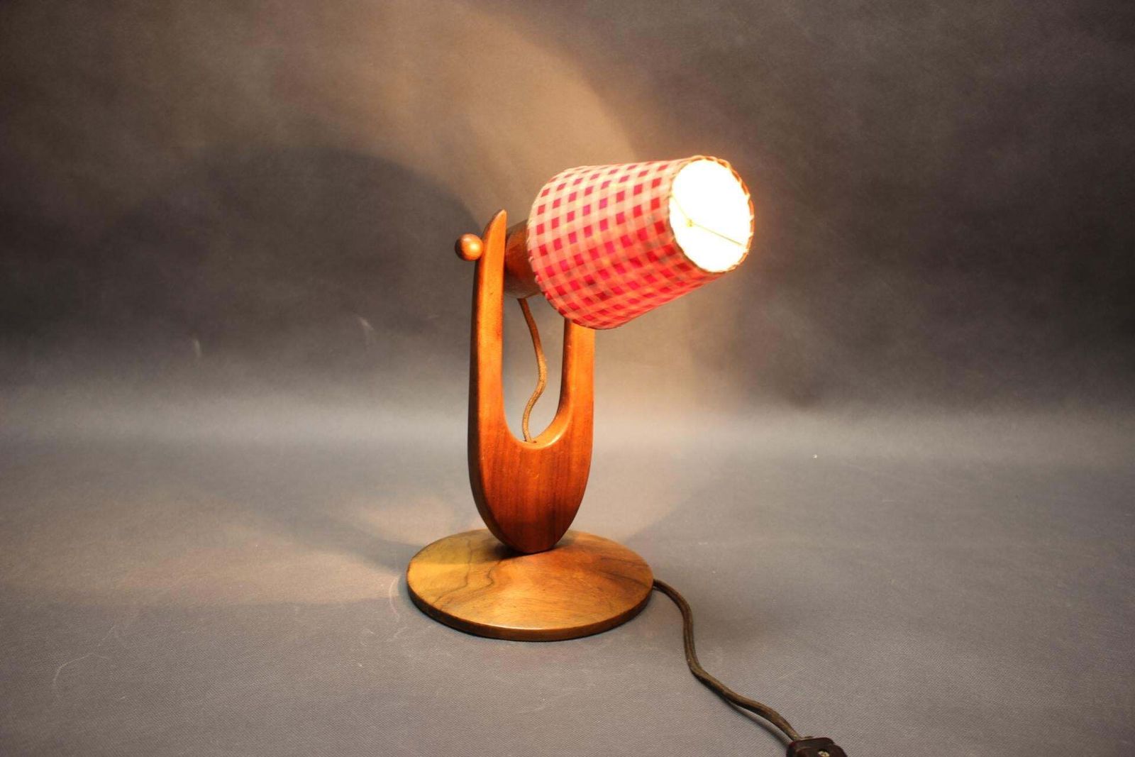 Mid-Century verstelbare houten tafellamp met geblokte kap, Tsjecho-Slowakije, 1 photo vintage