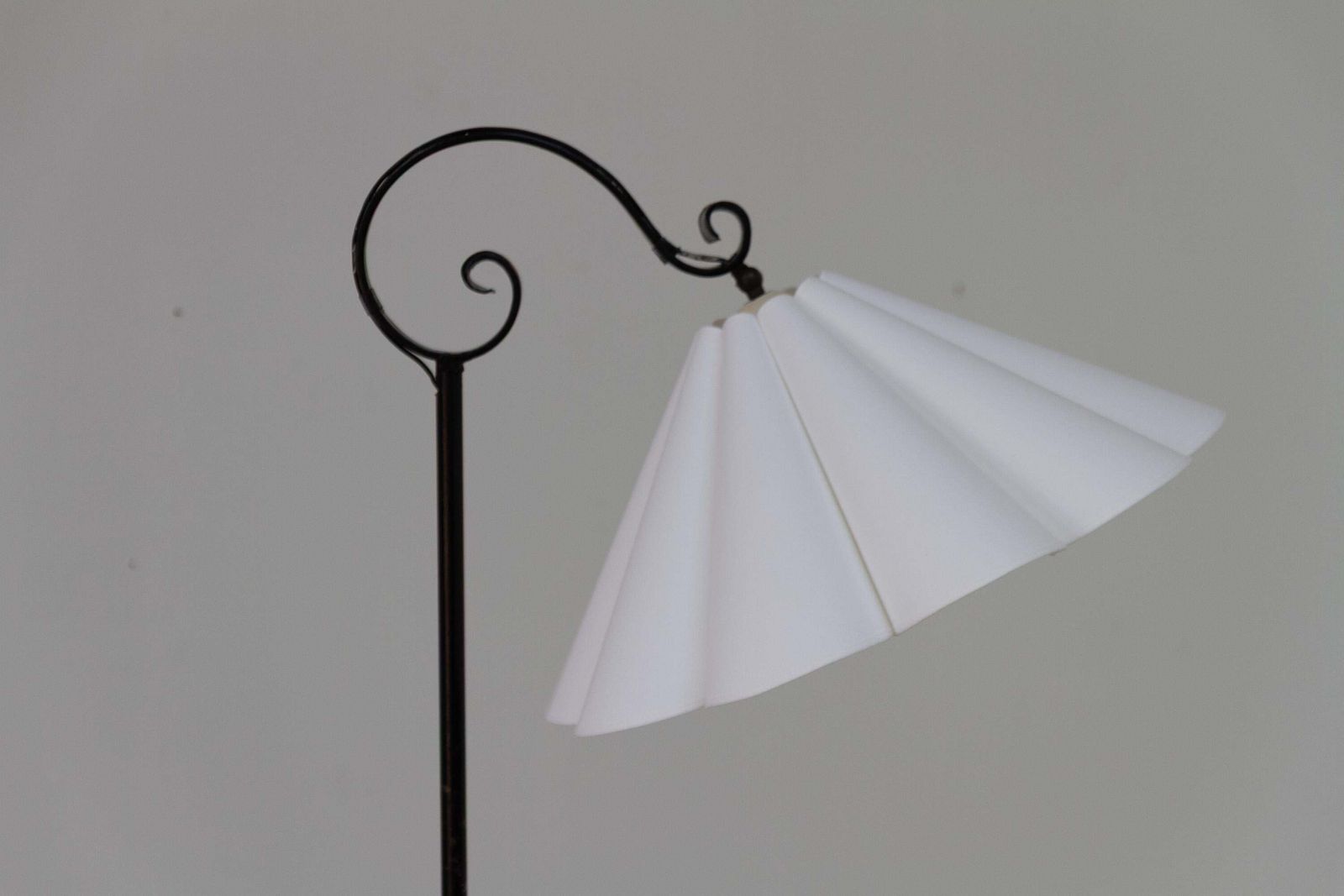 photo vintage Danish Art Deco Tripod Floor Lamp In Wrought Iron, 1940s.