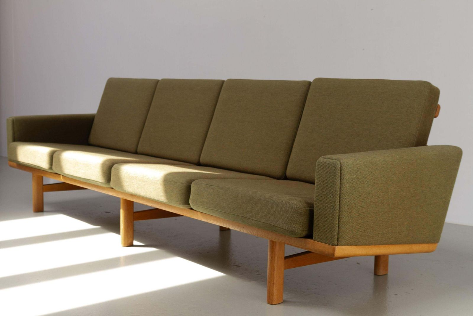 Danish Modern Oak Sofa Ge 236/4 By Hans J. Wegner For Getama, 1960s. photo vinterior