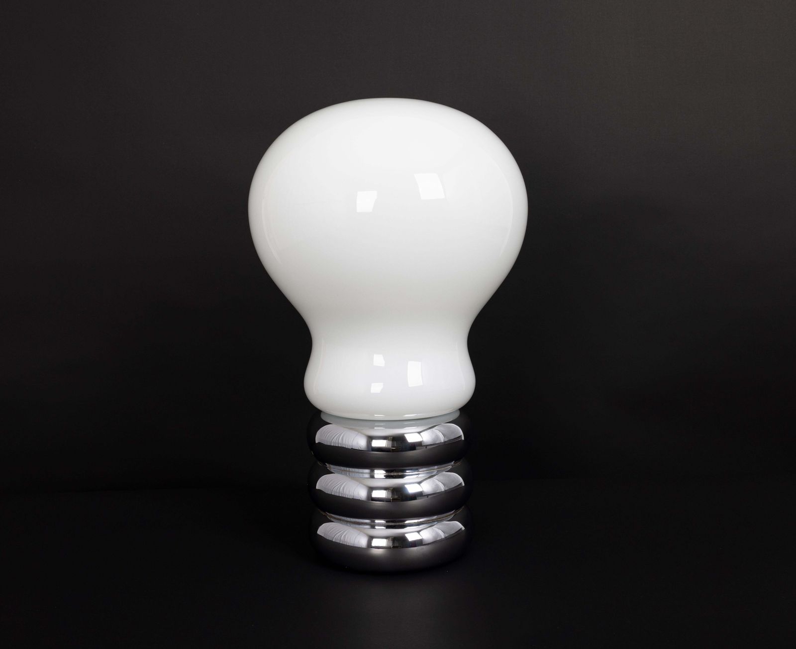photo furniture 1 van 3 – Mid-Century Modern Duitse Giant Bulb van Ingo Maurer, jaren 1960