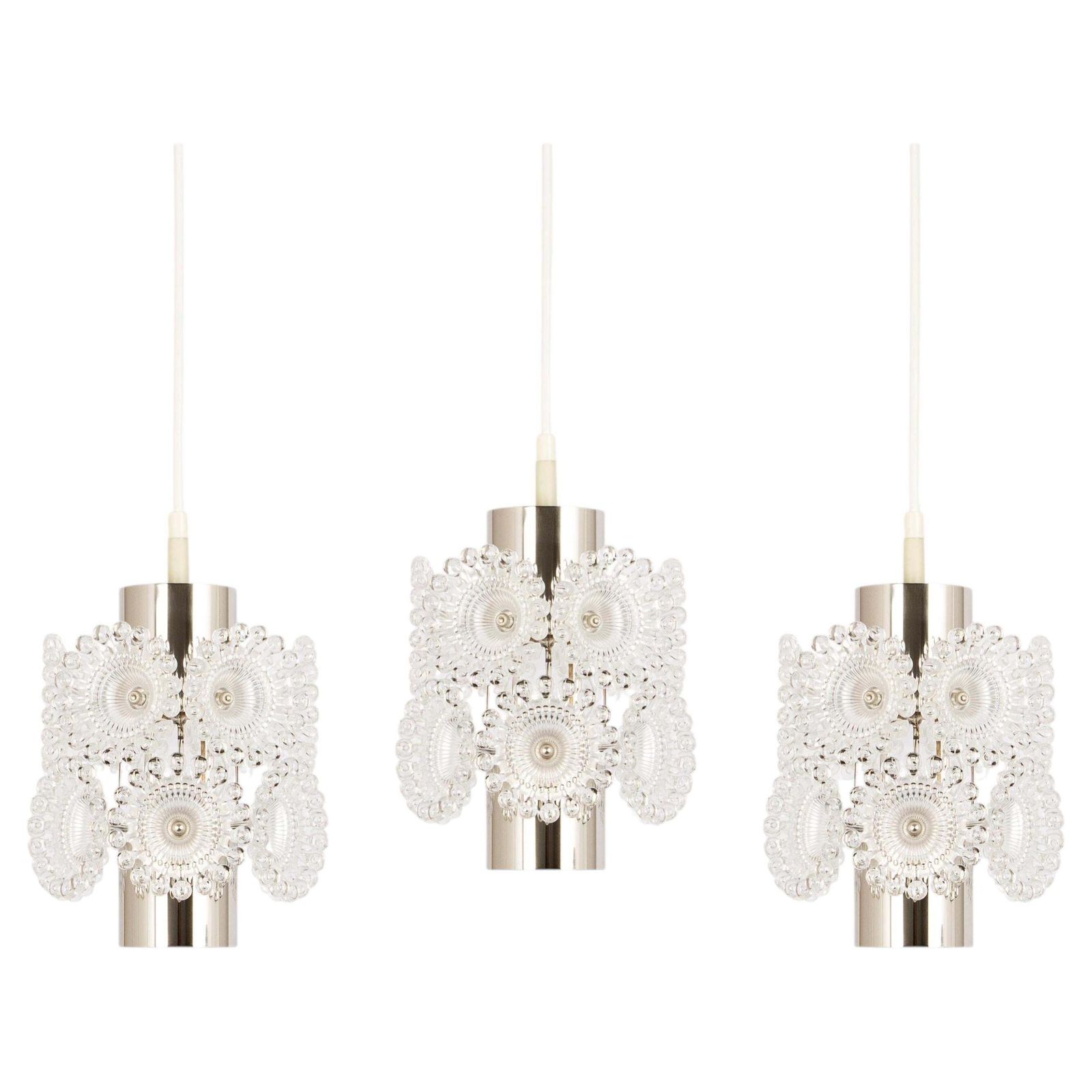 1 van 3 kleine floraal vormgegeven Sputnik-hanglampen van chroom en plexiglas, Duitsland, jaren 1960