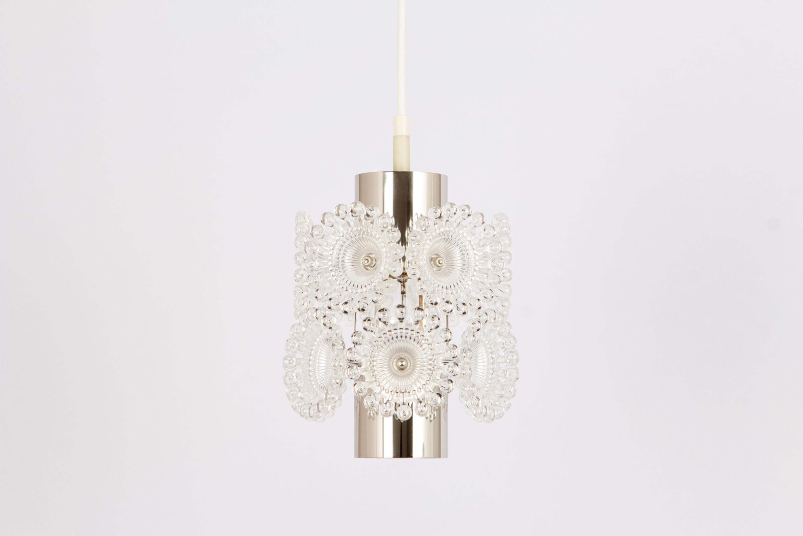 1 van 3 kleine floraal vormgegeven Sputnik-hanglampen van chroom en plexiglas, Duitsland, jaren 1960 photo Verlichting