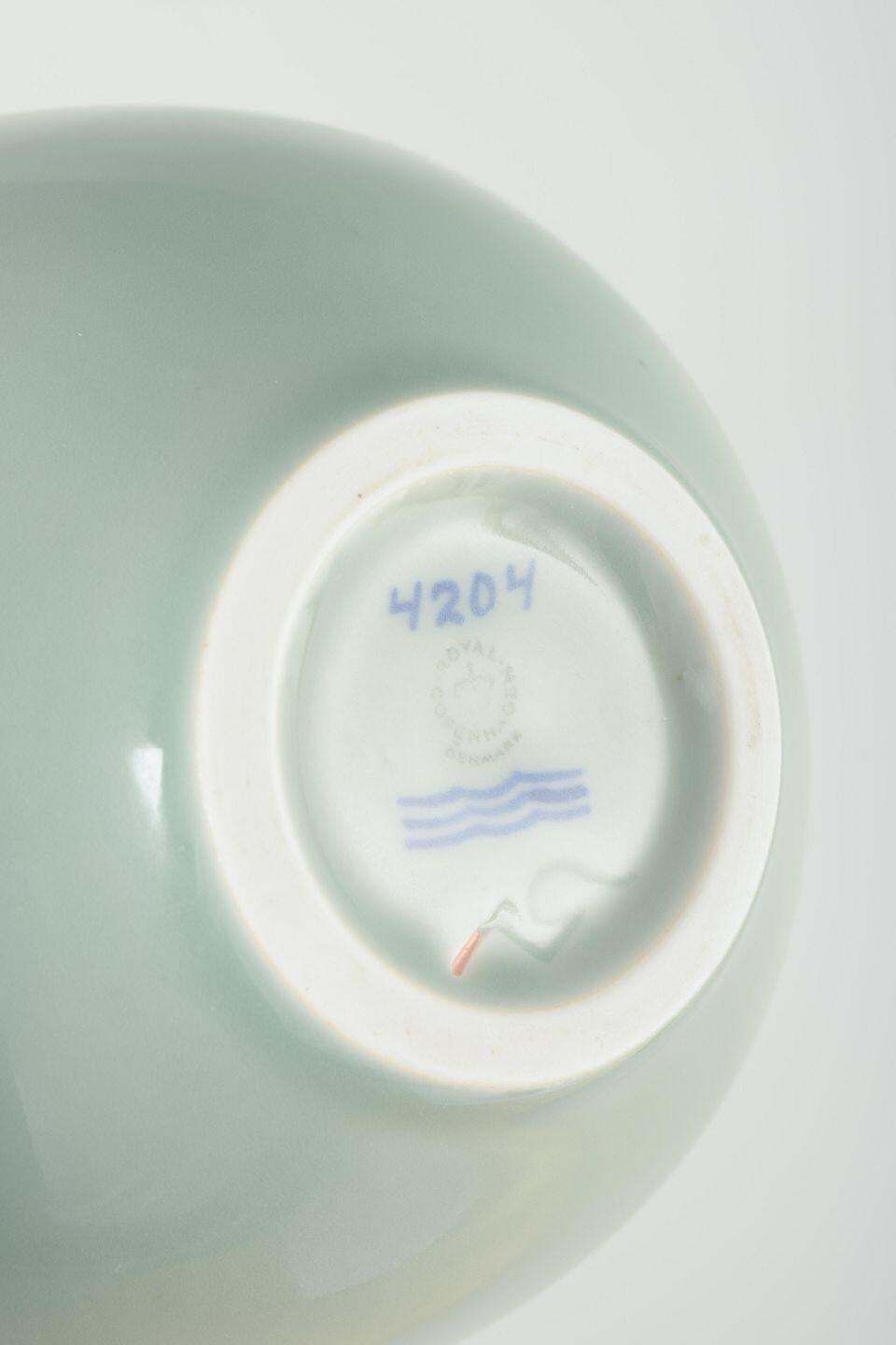 Nils Thorsson voor Royal Copenhagen. Stoneware kom met celadonglazuur. Ca. jaren 1940 photo Woonaccessoires