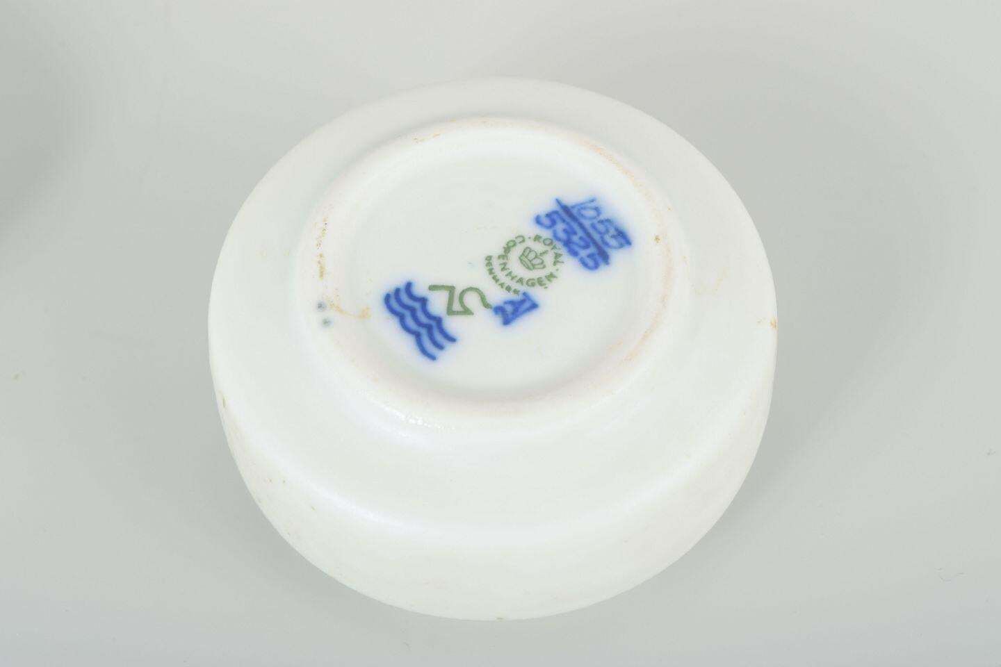 Nils Thorsson voor Royal Copenhagen. Miniatuur dekselkruikje in porselein. Jaren 1960. photo Woonaccessoires