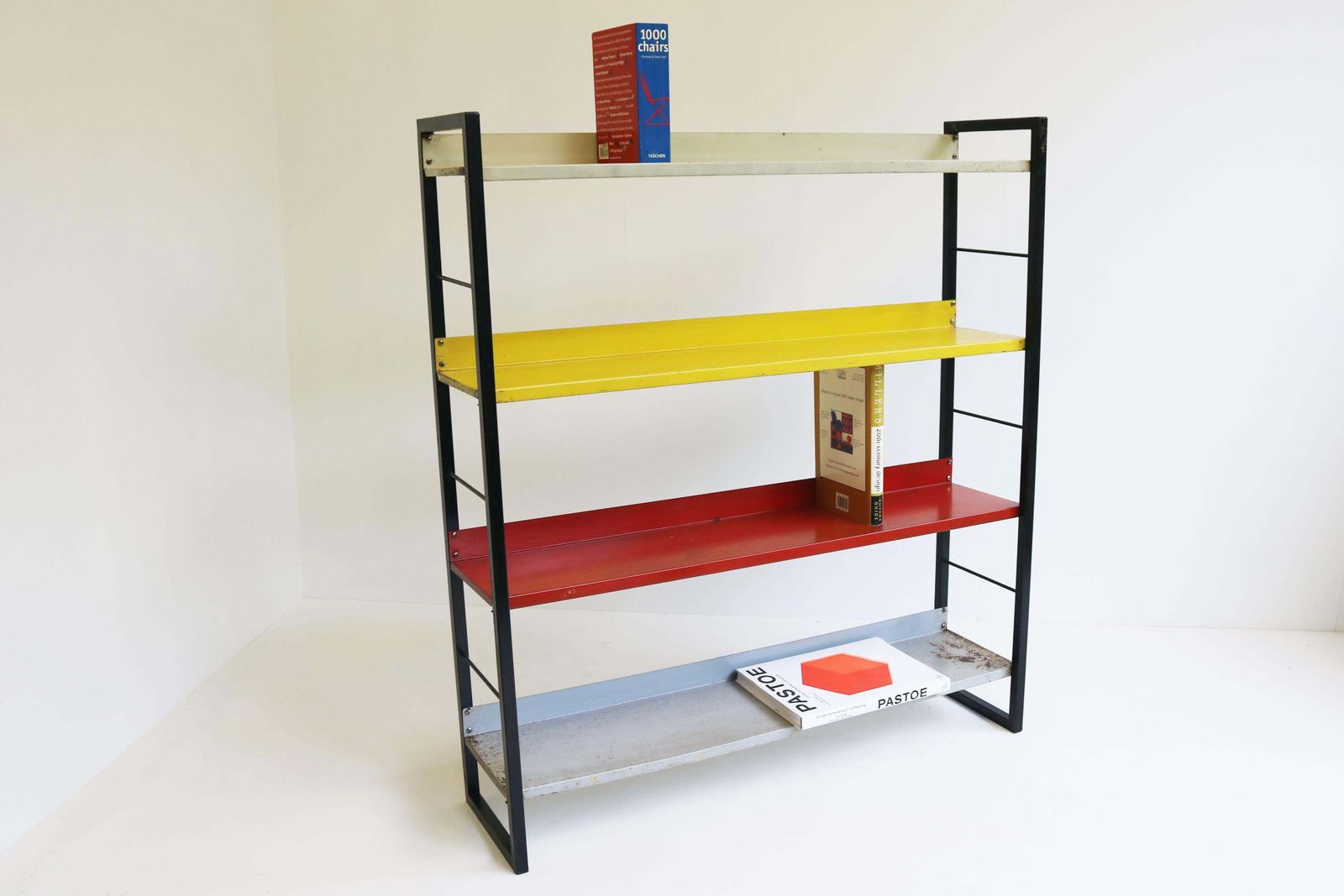 A. Dekker Dutch Design Boekenkast door Tomado Holland 1950 Kleurrijk Minimalistisch photo furniture