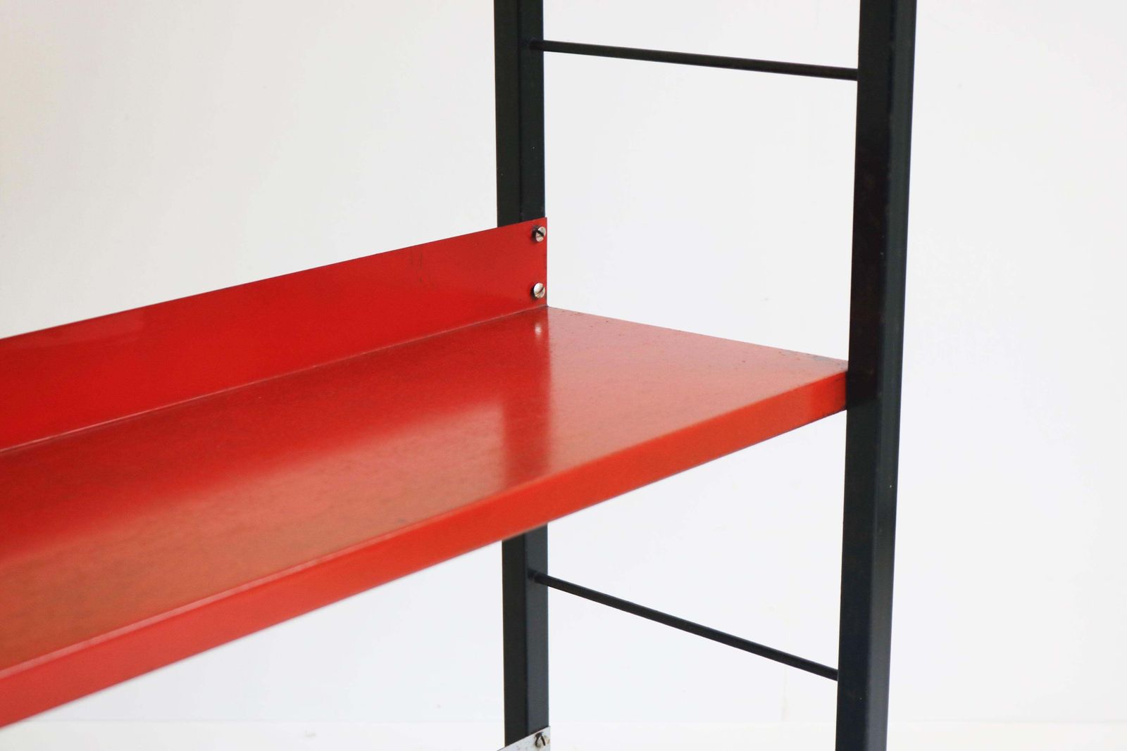 photo furniture A. Dekker Dutch Design Boekenkast door Tomado Holland 1950 Kleurrijk Minimalistisch