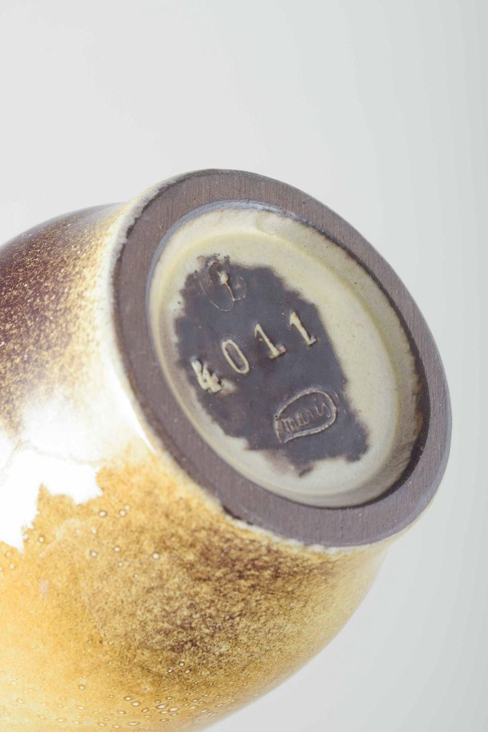 Mari Simmulson, Upsala Ekeby. Stoneware vaas met vloeiende geel-bruine glazuur photo Woonaccessoires