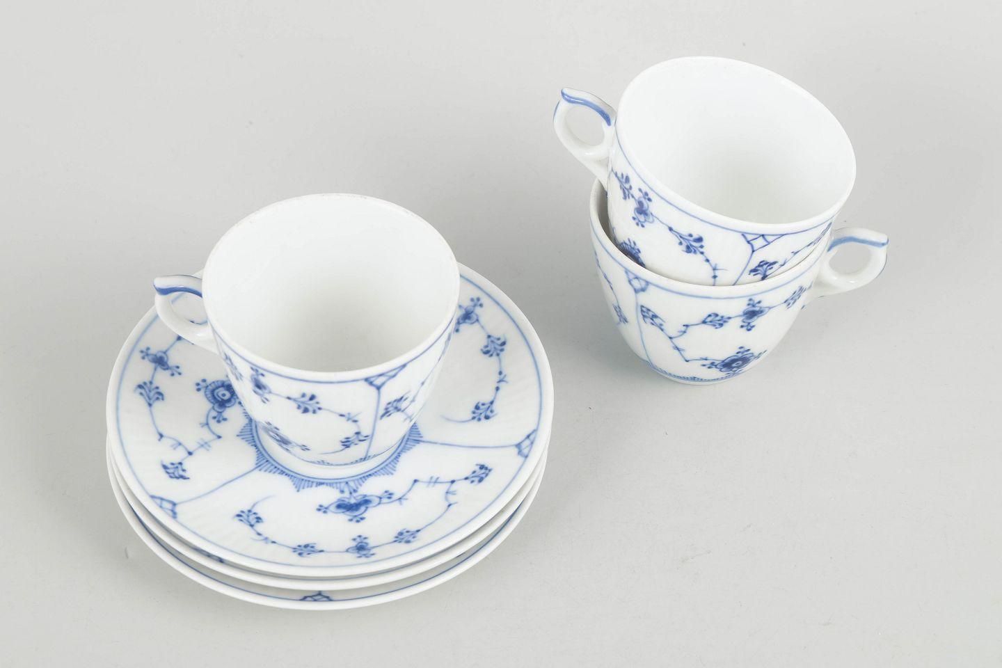 Royal Copenhagen Blue Fluted Plain, trois tasses à café avec soucoupes, début du XXe siècle photo furniture