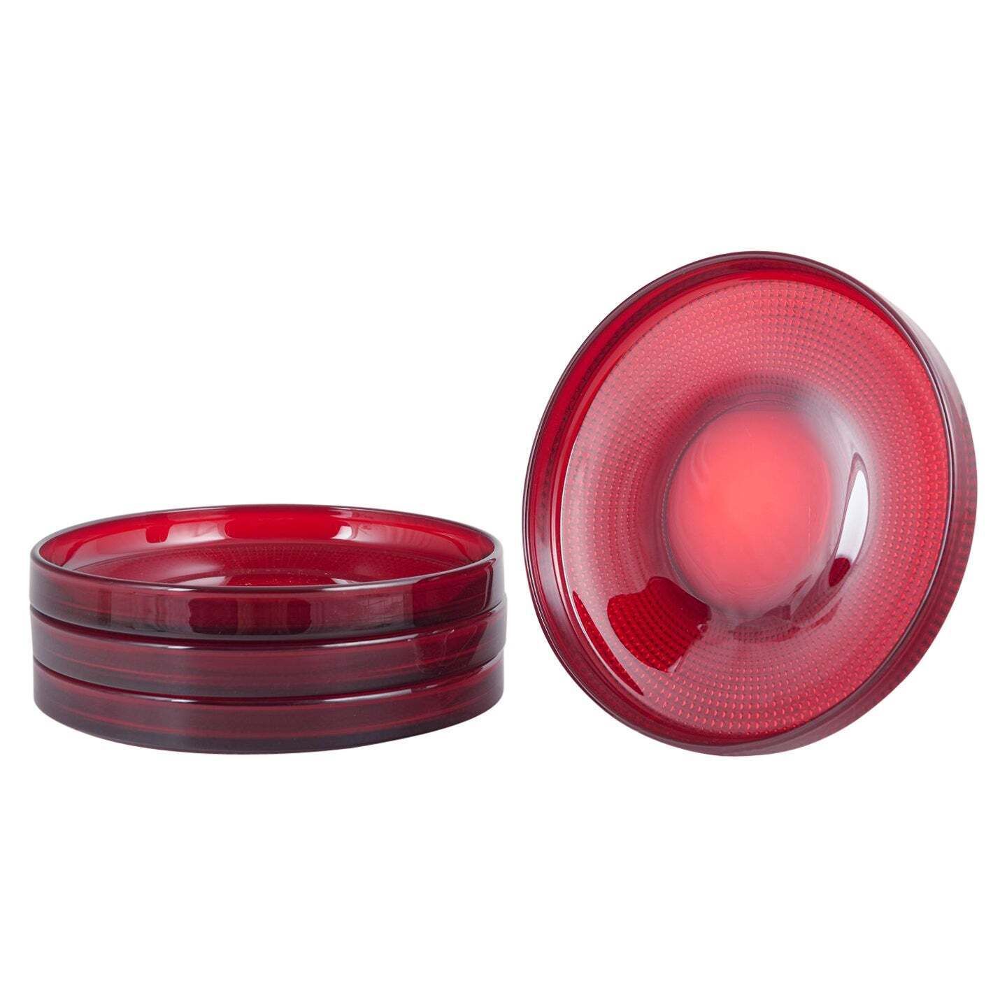 Quatre assiettes « Vineta » en verre d'art rouge rubis Gullaskruf, par Kjell Blomberg, années 1960
