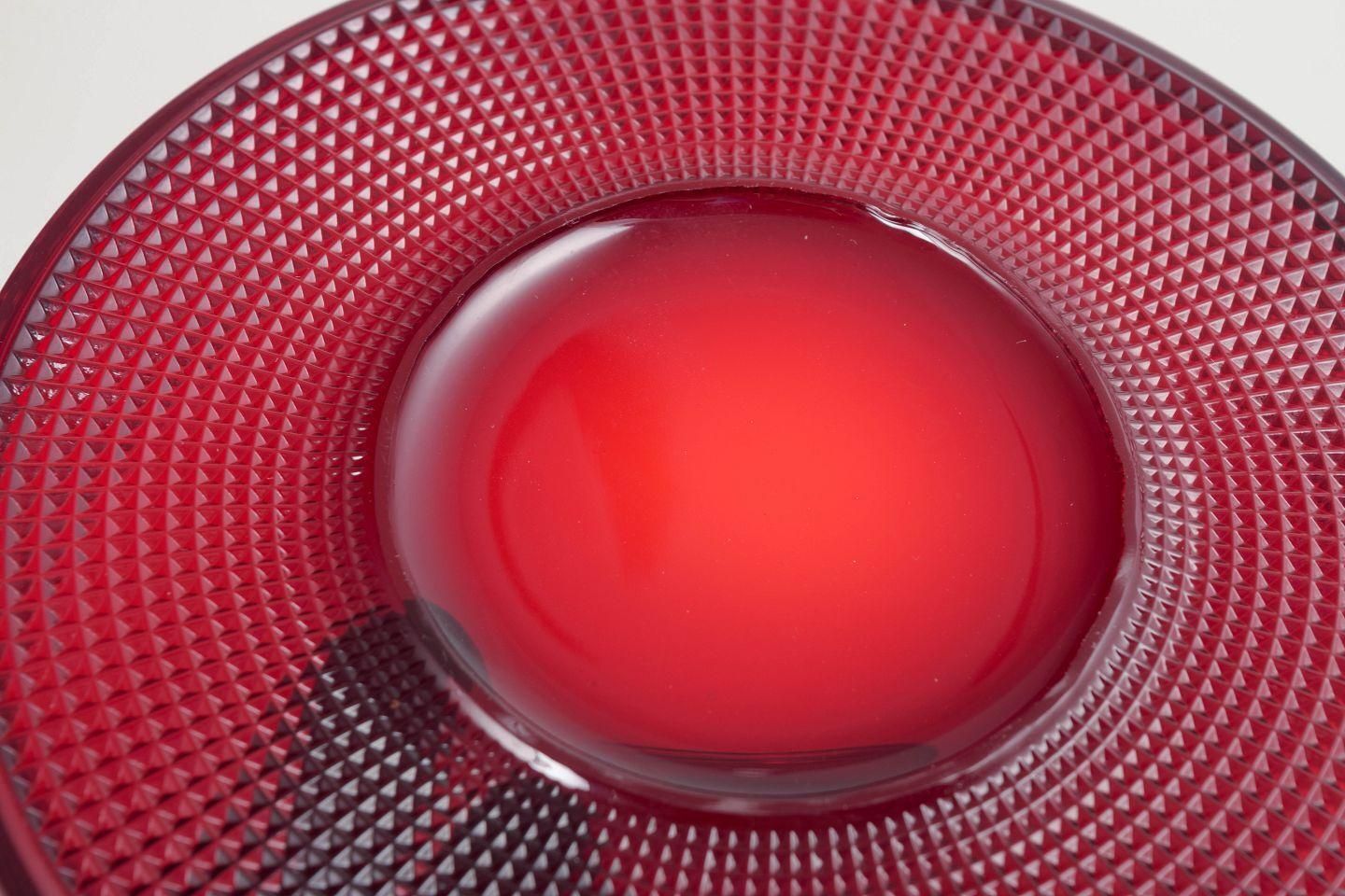 Quatre assiettes « Vineta » en verre d'art rouge rubis Gullaskruf, par Kjell Blomberg, années 1960 photo Décoration