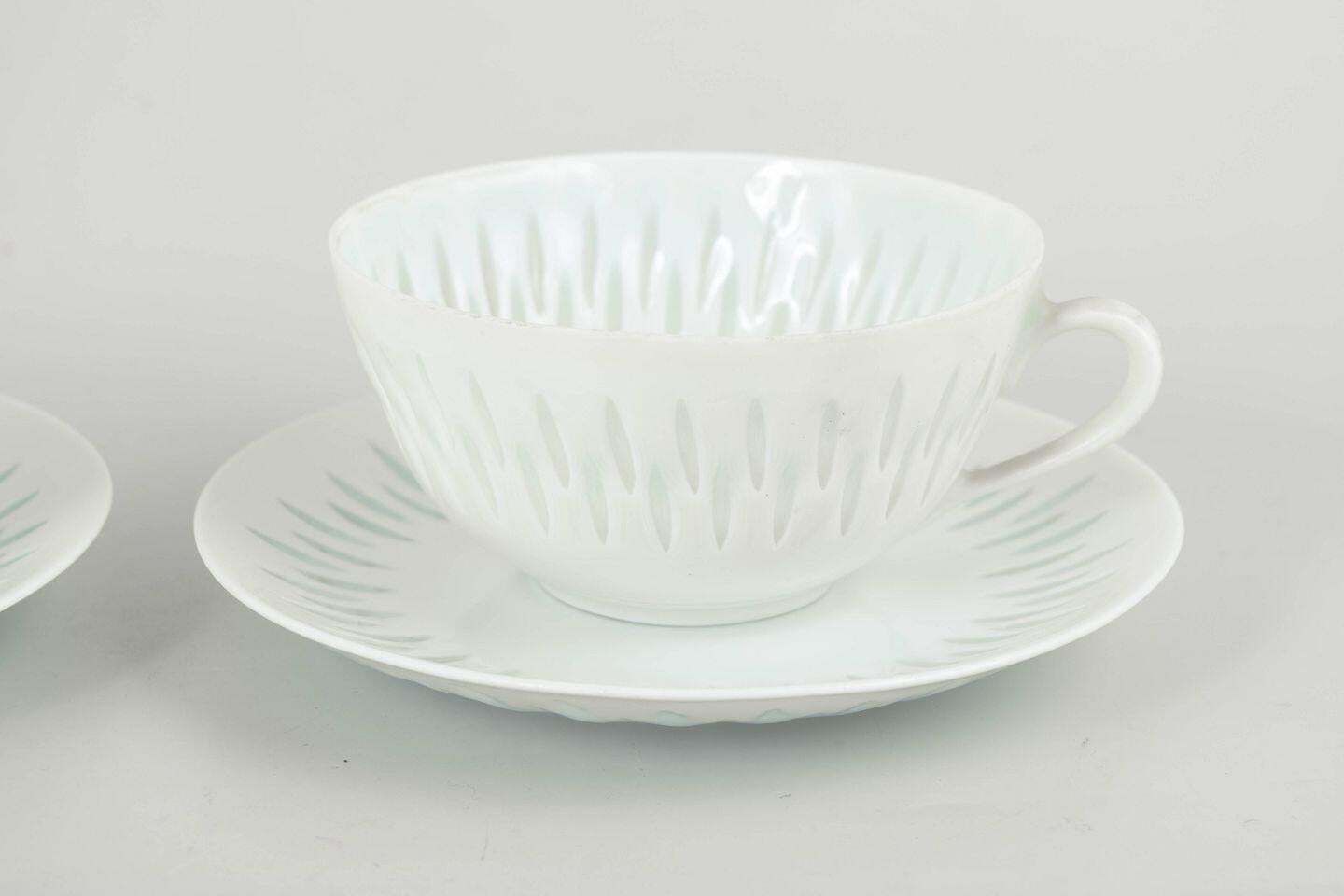Friedl Holzer Kjellberg, Arabia. 2 tasses à thé et soucoupes en porcelaine. Motif riz photo for sale
