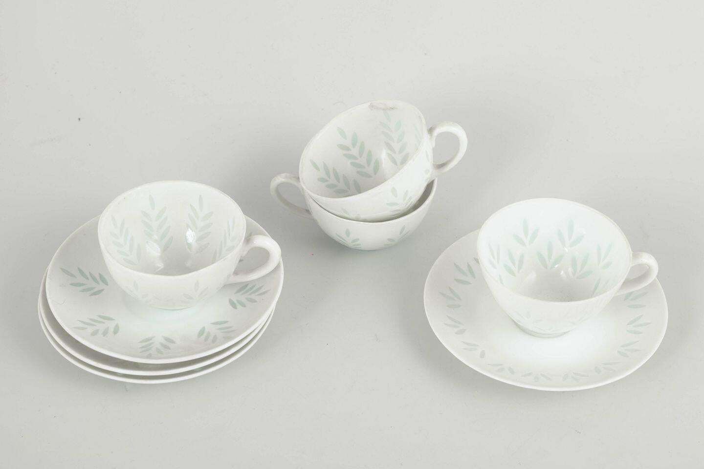 Friedl Holzer Kjellberg pour Arabia. Quatre tasses à moka en porcelaine avec soucoupes. photo furniture