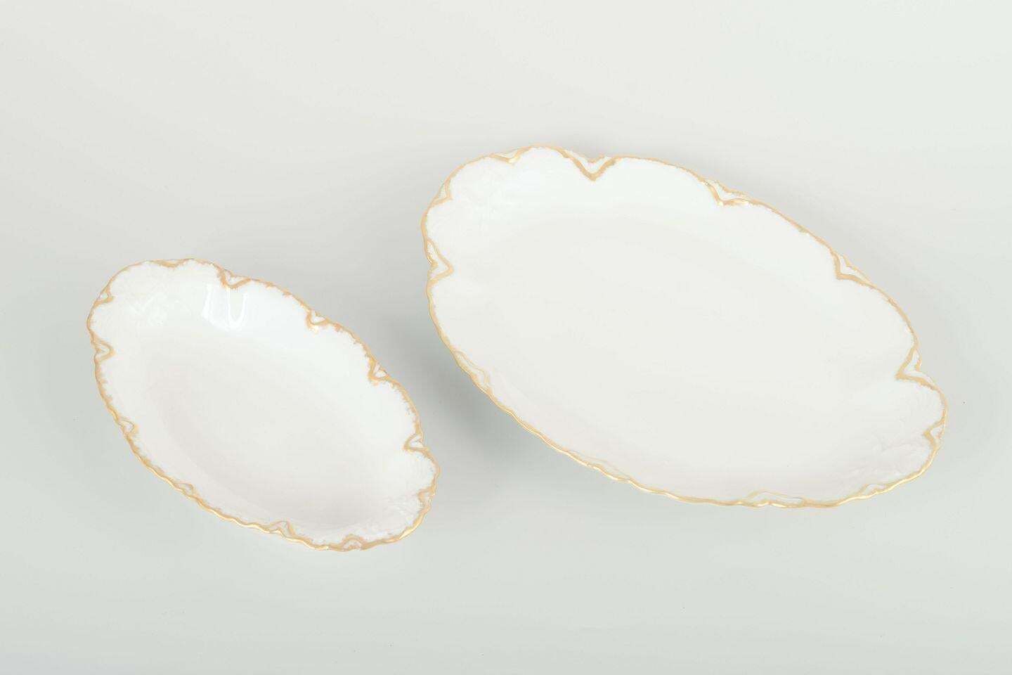 Haviland, France. Paar ovale porseleinen schalen in crèmetint met vergulde randen. photo furniture