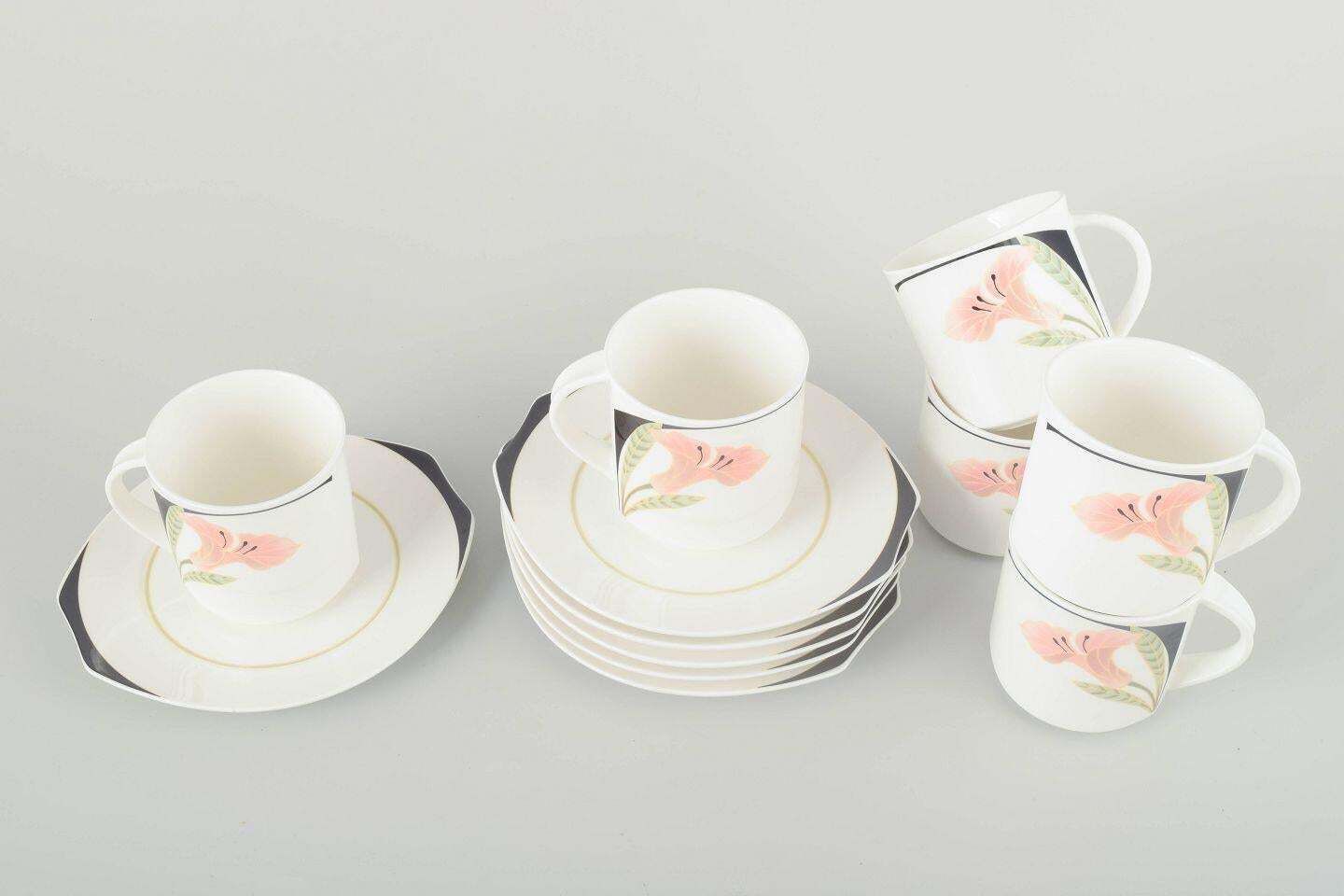 Villeroy & Boch. Zes porseleinen "Iris" kopjes met schoteltjes. jaren 1980 photo furniture
