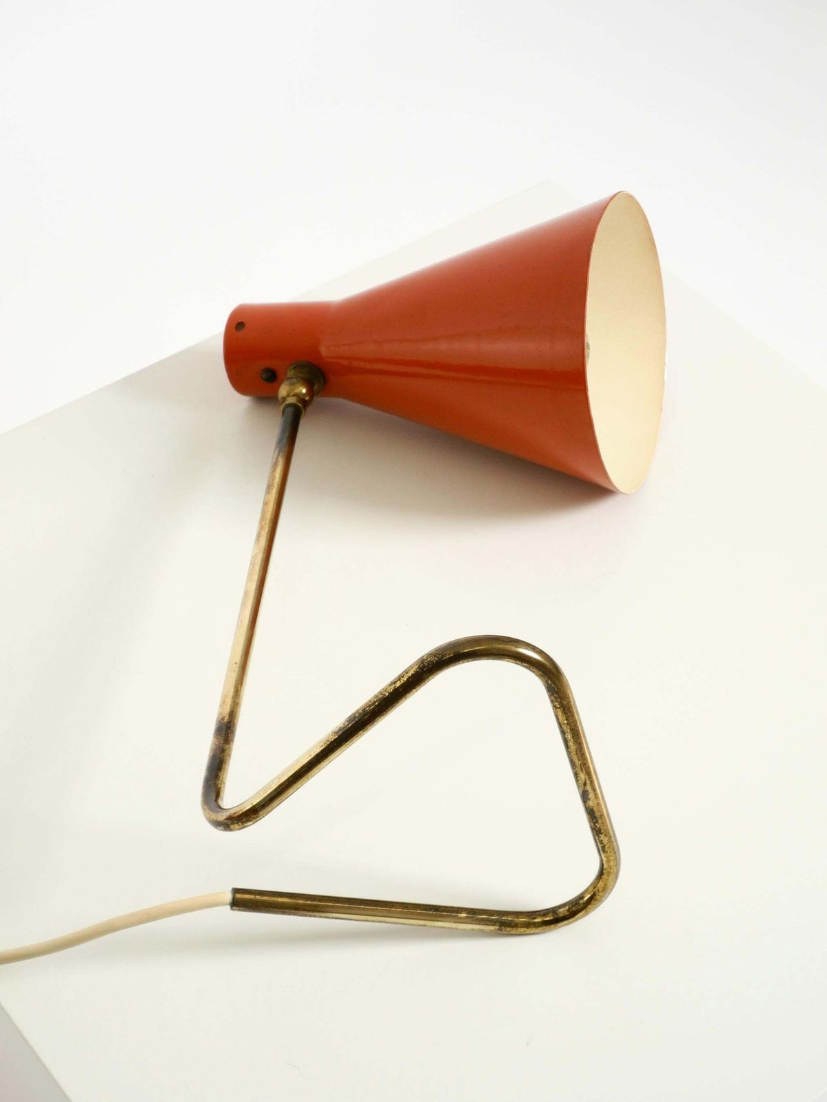 photo vinterior Beautiful, Large Mid Century Modern Brass Table Lamp With A Brick Red Shade