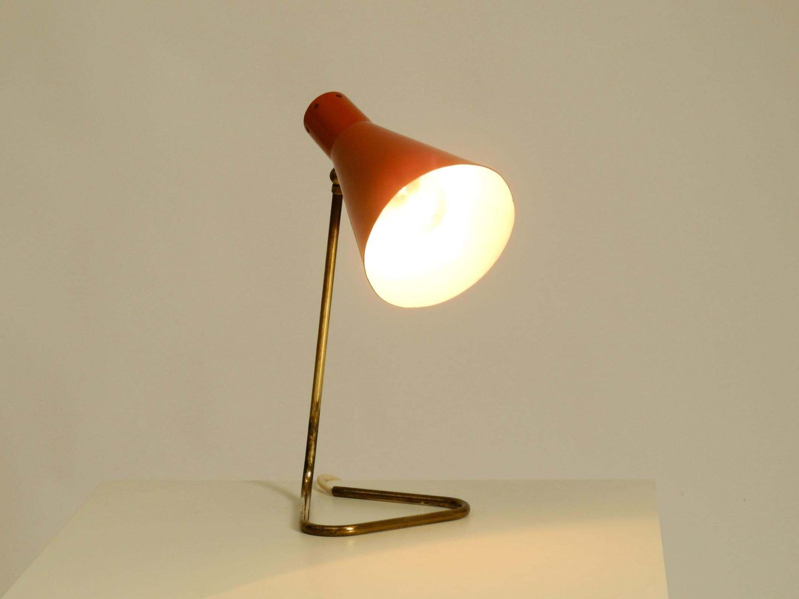 photo vintage Grote mid-century modern messing tafellamp met baksteenrode kap