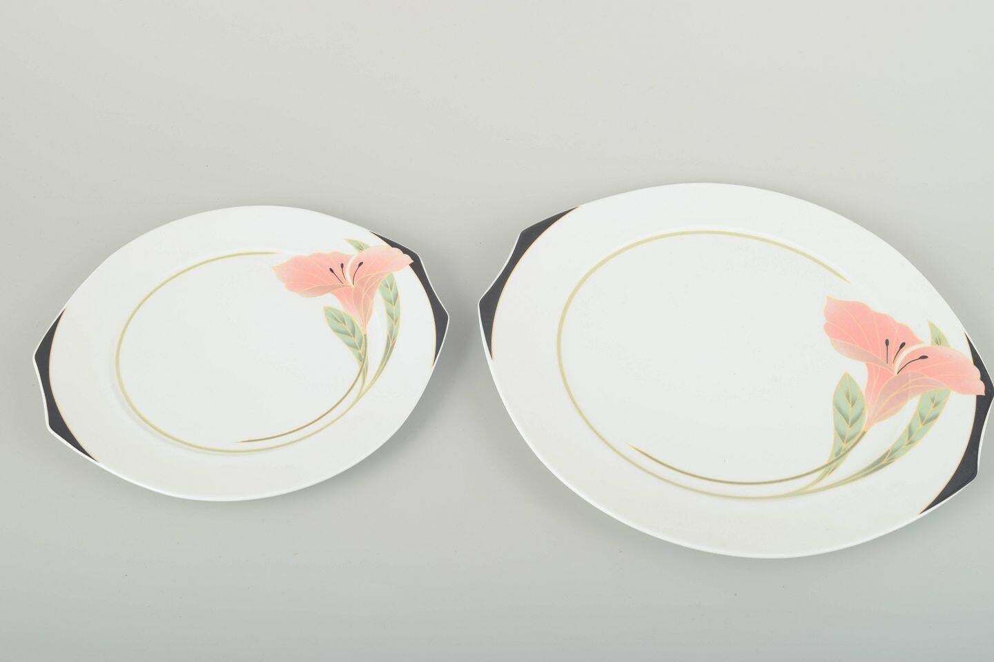 Villeroy & Boch. Twee Porseleinen "Iris" Borden met Bloemmotief. Jaren 1980 photo furniture