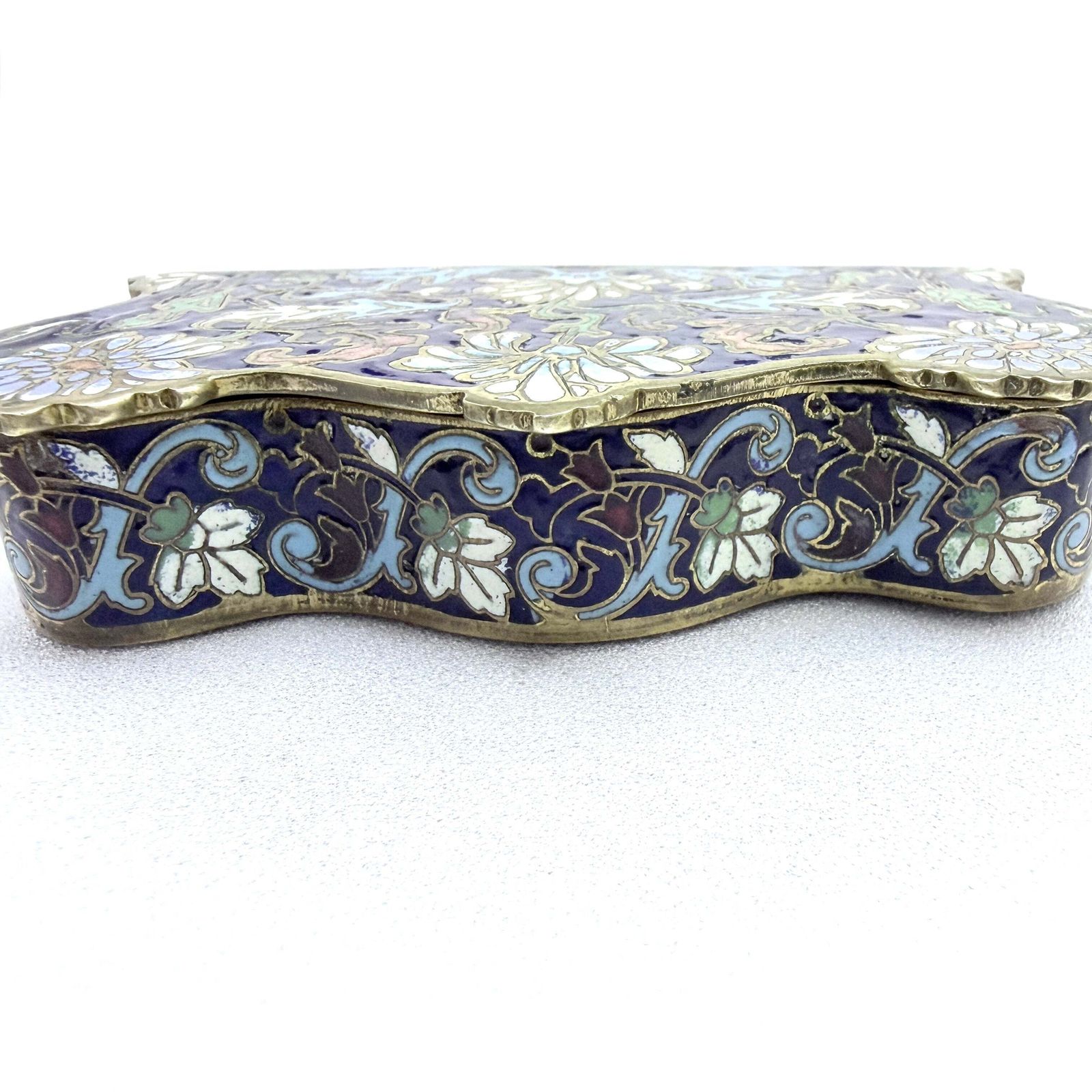 Frankrijk, ca. 1890s. Antiek art nouveau champlevé email sieradendoosje. photo Woonaccessoires