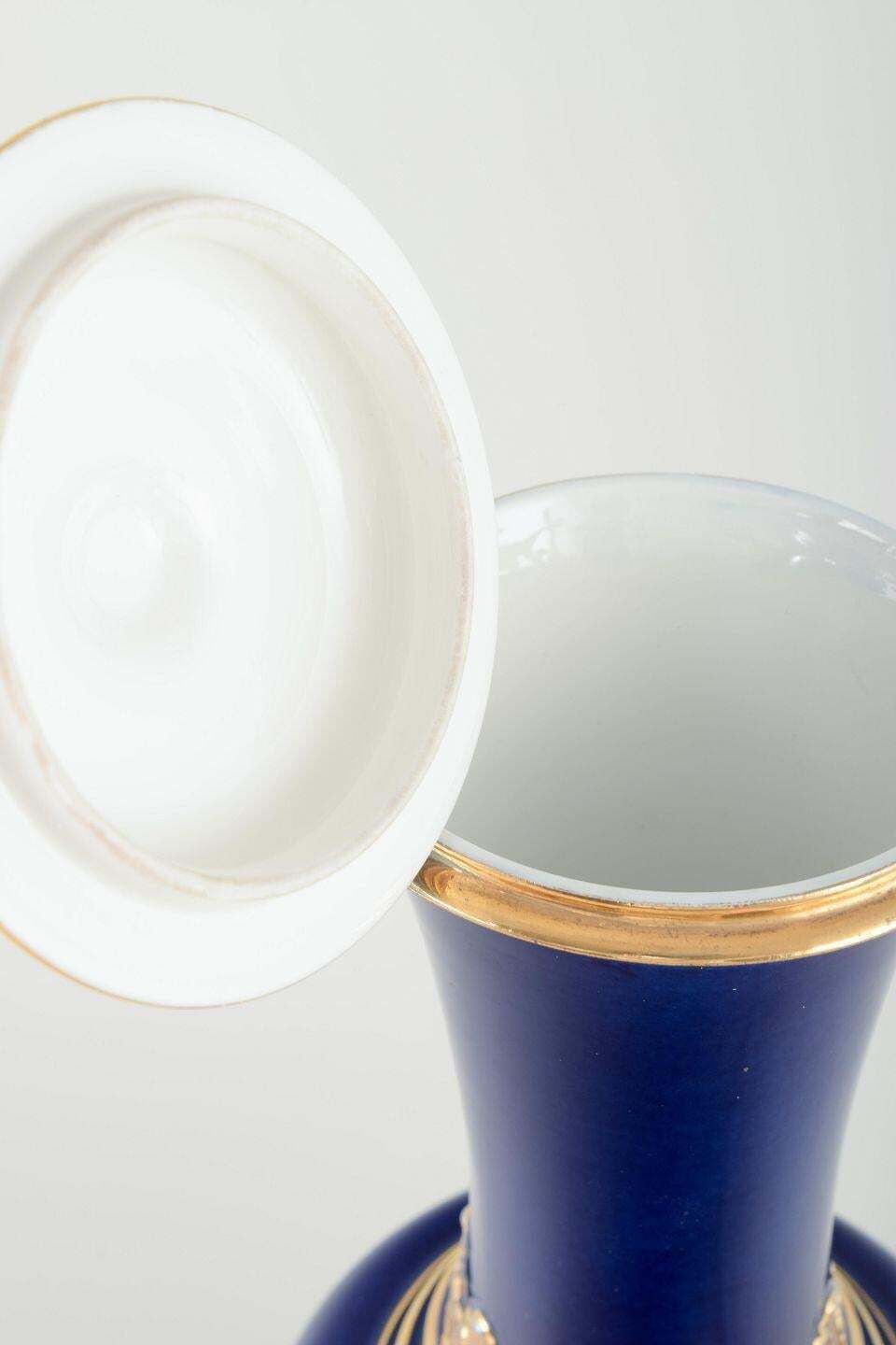 Meissen. Vase couvert en glaçure bleu cobalt profond à ornementation dorée. photo 1128.0