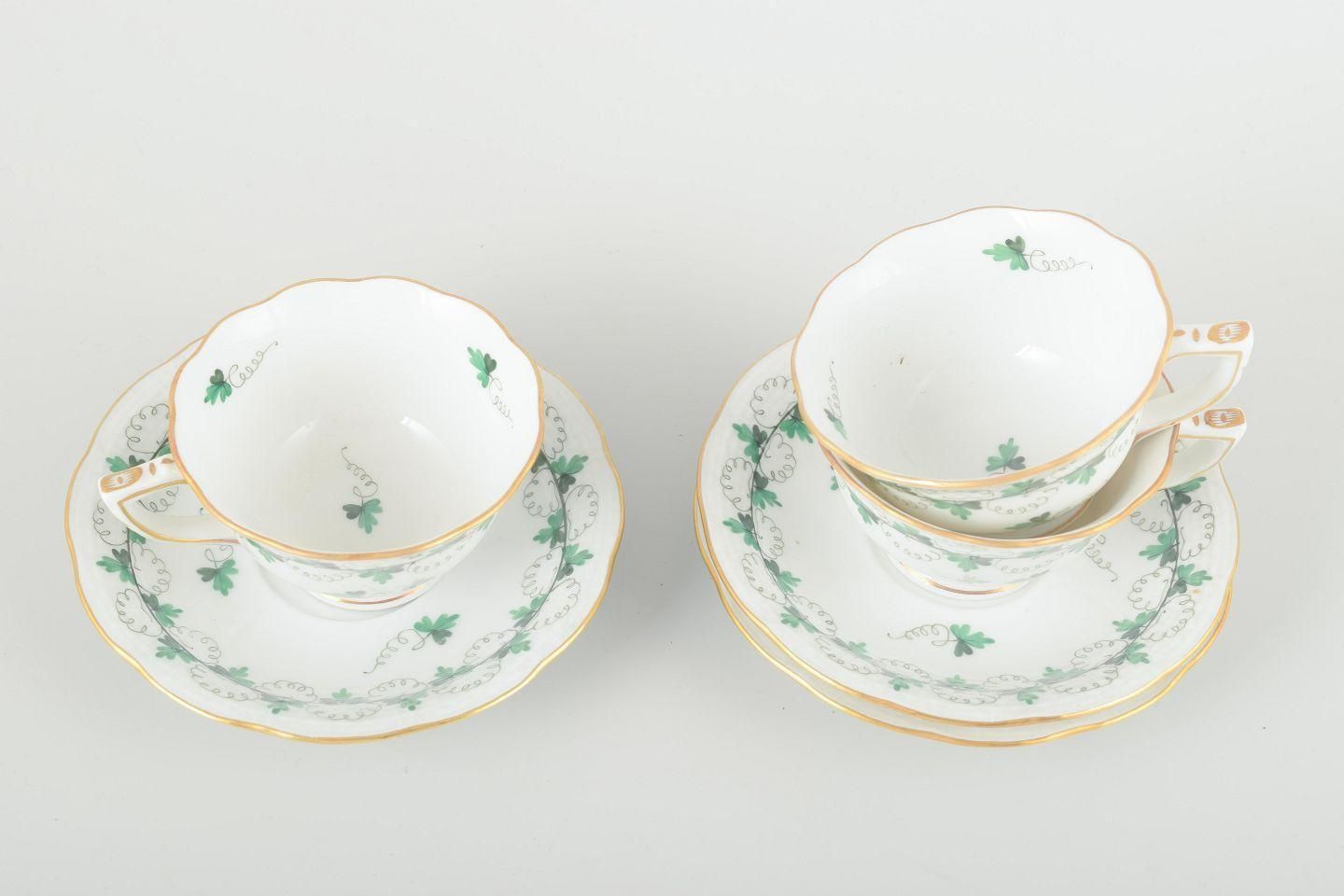 Herend, Hongrie. Service de 3 tasses à moka avec soucoupes en porcelaine, milieu du XXe siècle. photo furniture